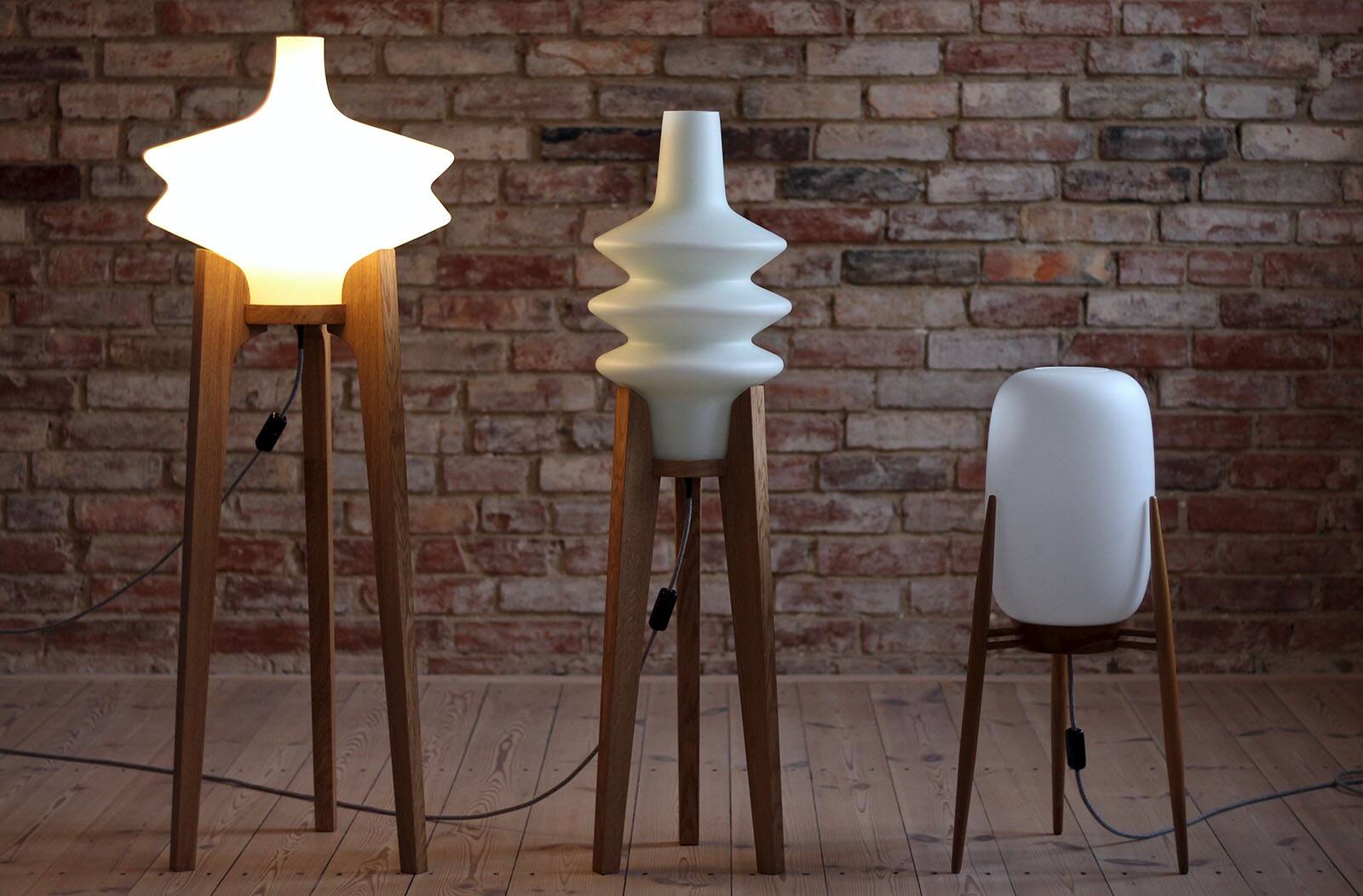 Space Age floor lamp in white glass and wood, 1960s