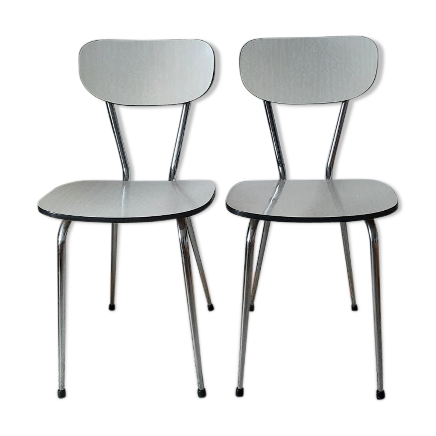 Lot de chaises blanches vintage