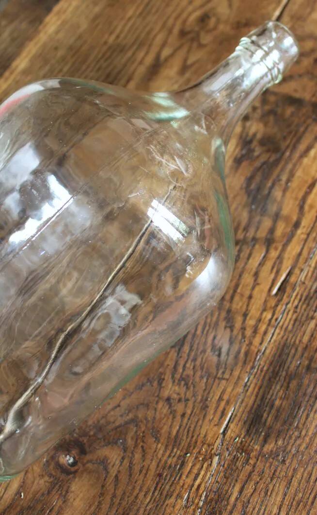 Give me a transparent glass carafe, Jeanne.