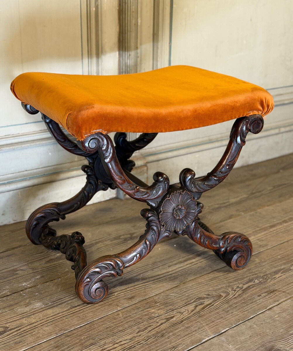 Tabouret en X, bois sculpté, XIXème siècle