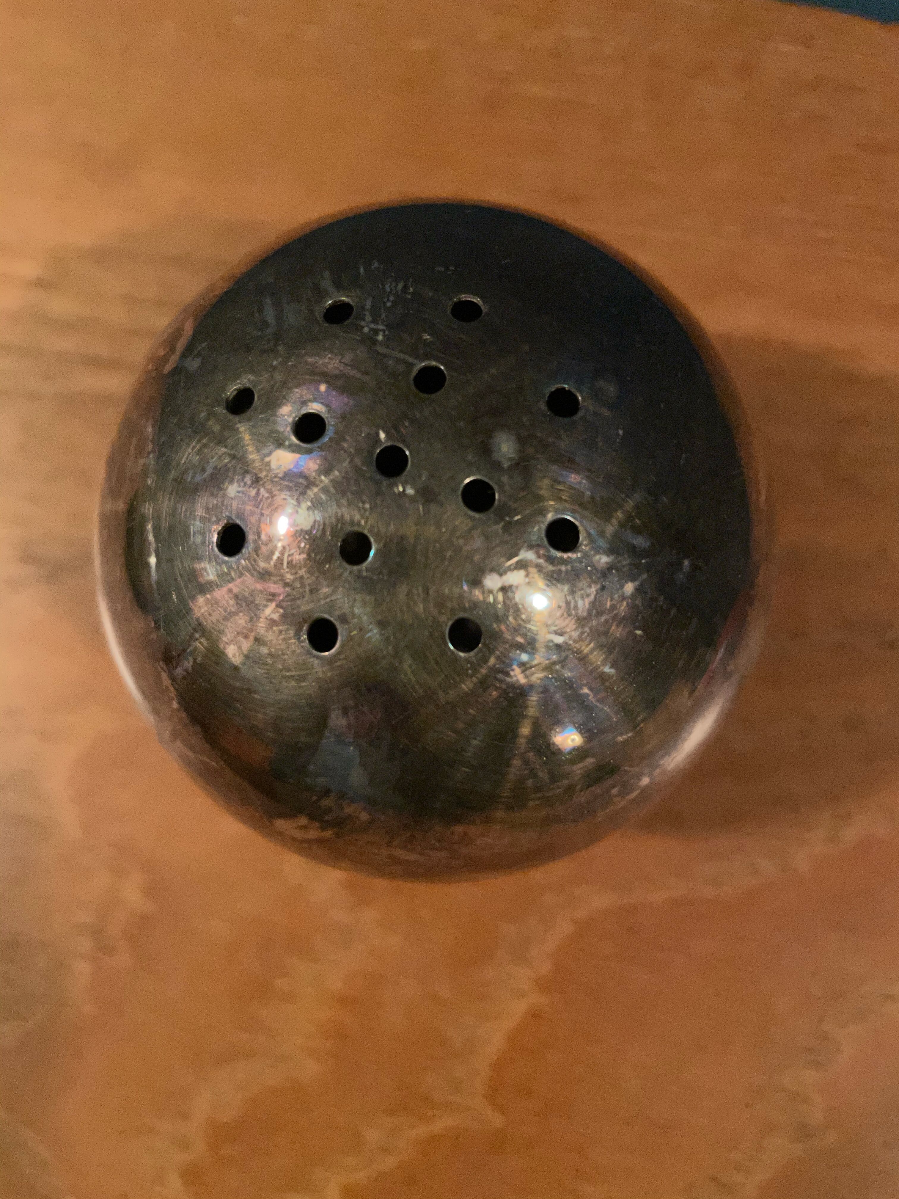 Poudrier ou salière boule Ercuis metal argenté