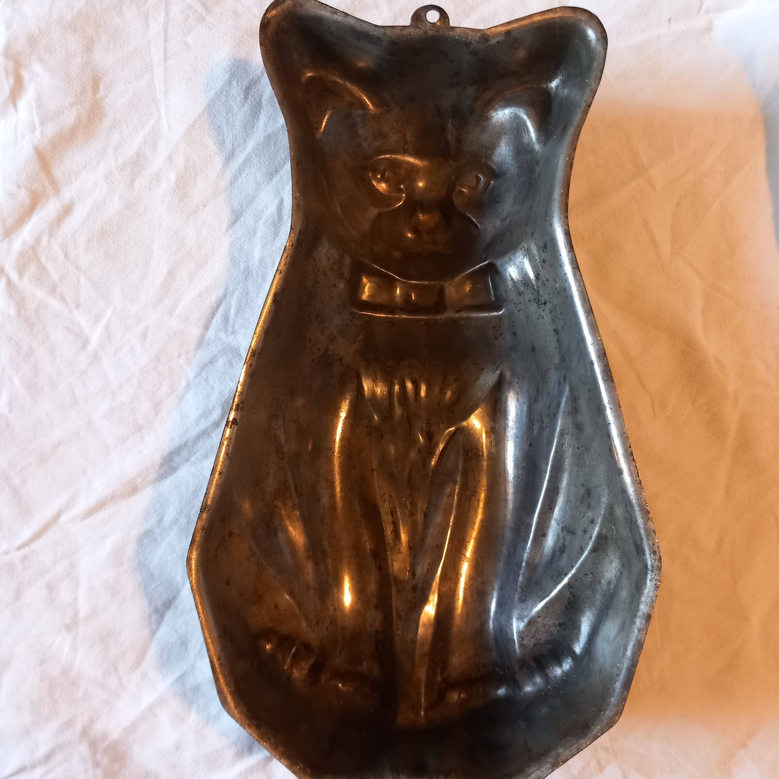 Cat shaped cake mold