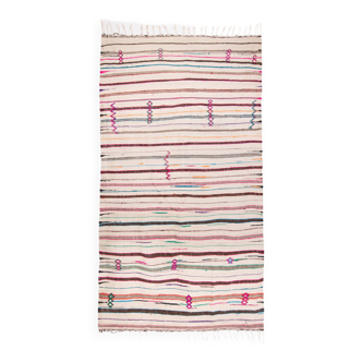 Kilim berbere vintage ecru avec lignes colorees 248 x 154 cm