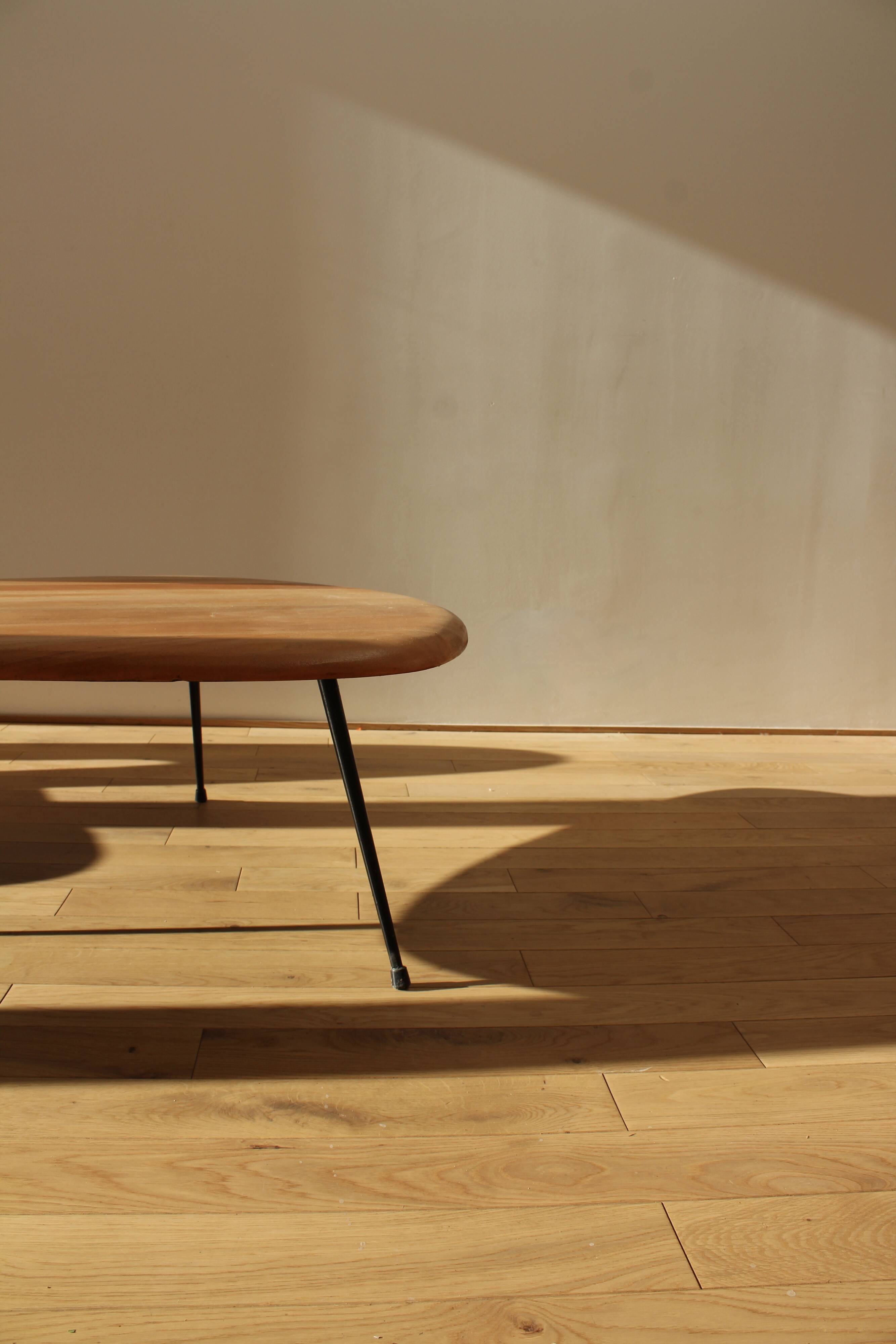 Table basse forme libre en bois massif