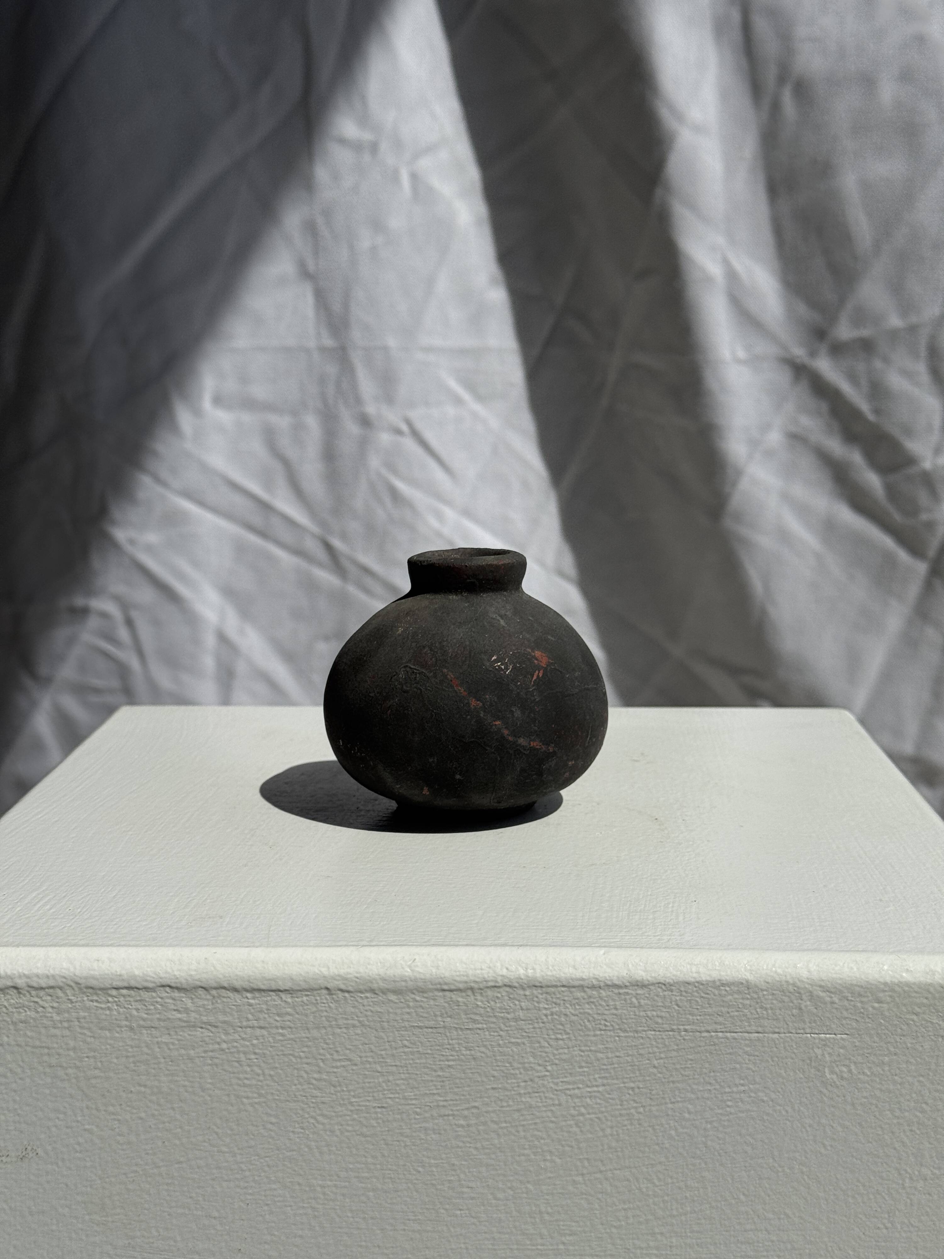 Minuscule black round pot in Indonesian terracotta H7 D7