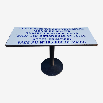 Table- console avec ancienne plaque réformée du métro parisien "accès réservé"