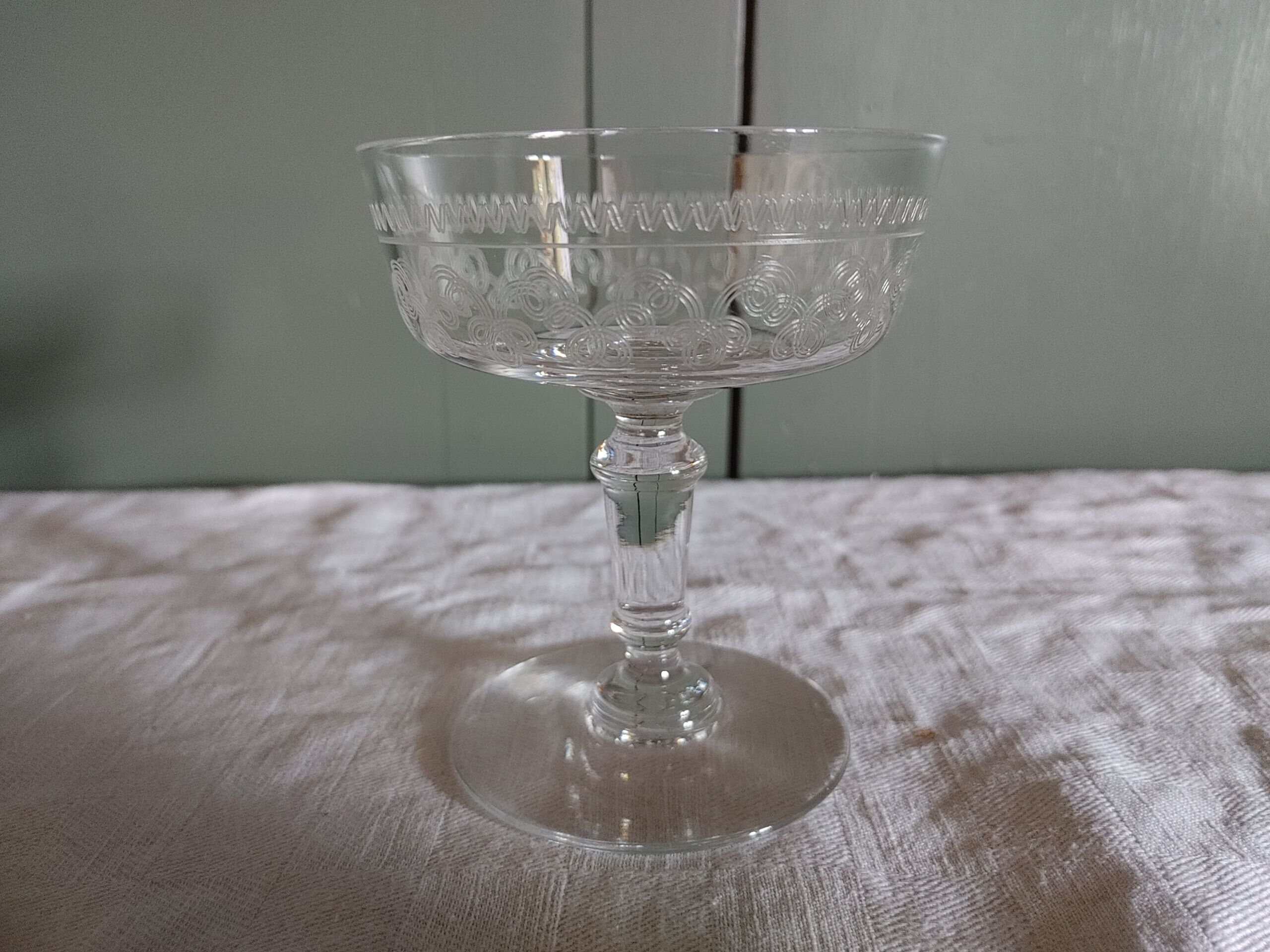 2 Coupes à champagne en cristal de Baccarat beau modèle gravé vers 1900