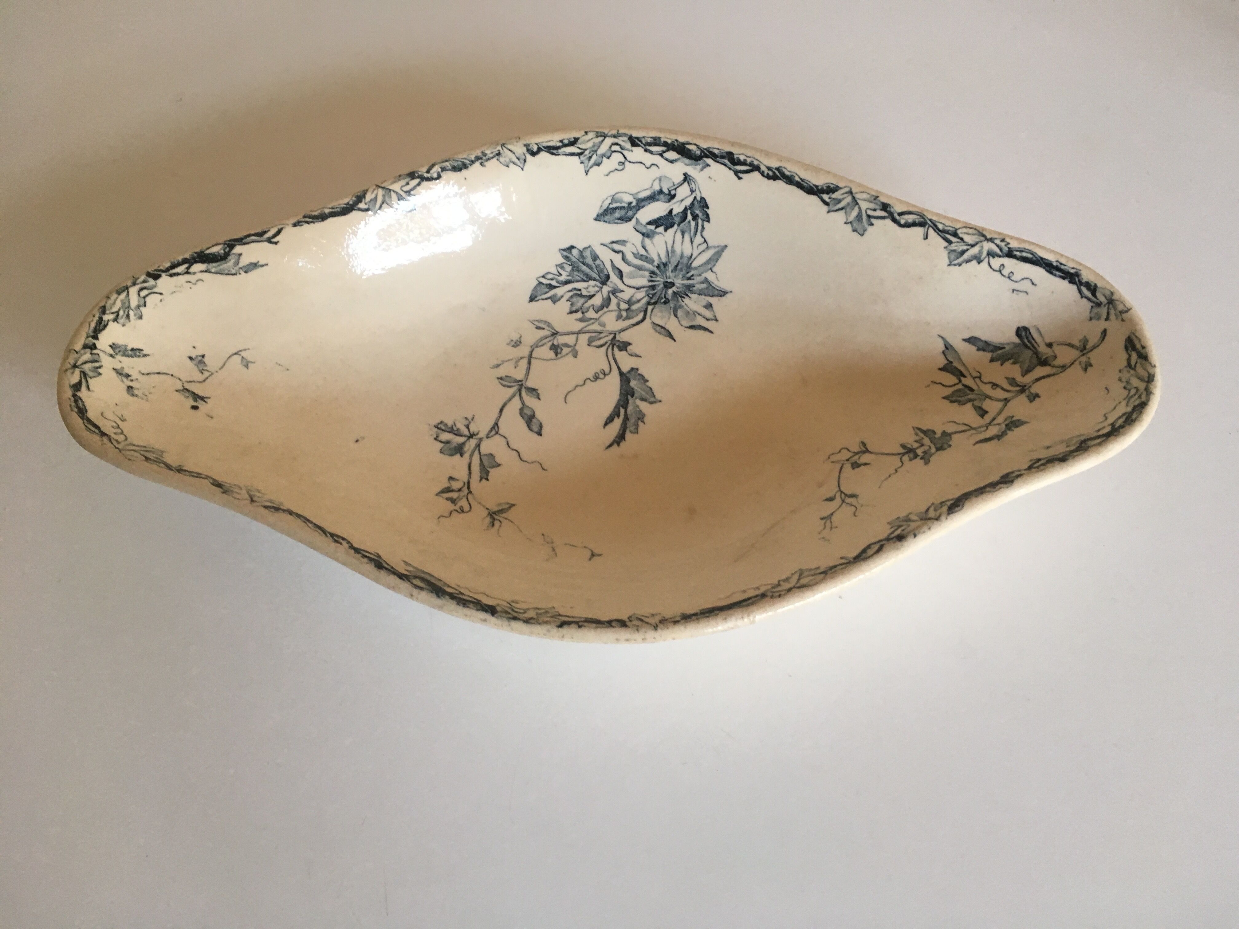 Dish ravier of Lunéville KG decorates Passiflore flowers late 19th