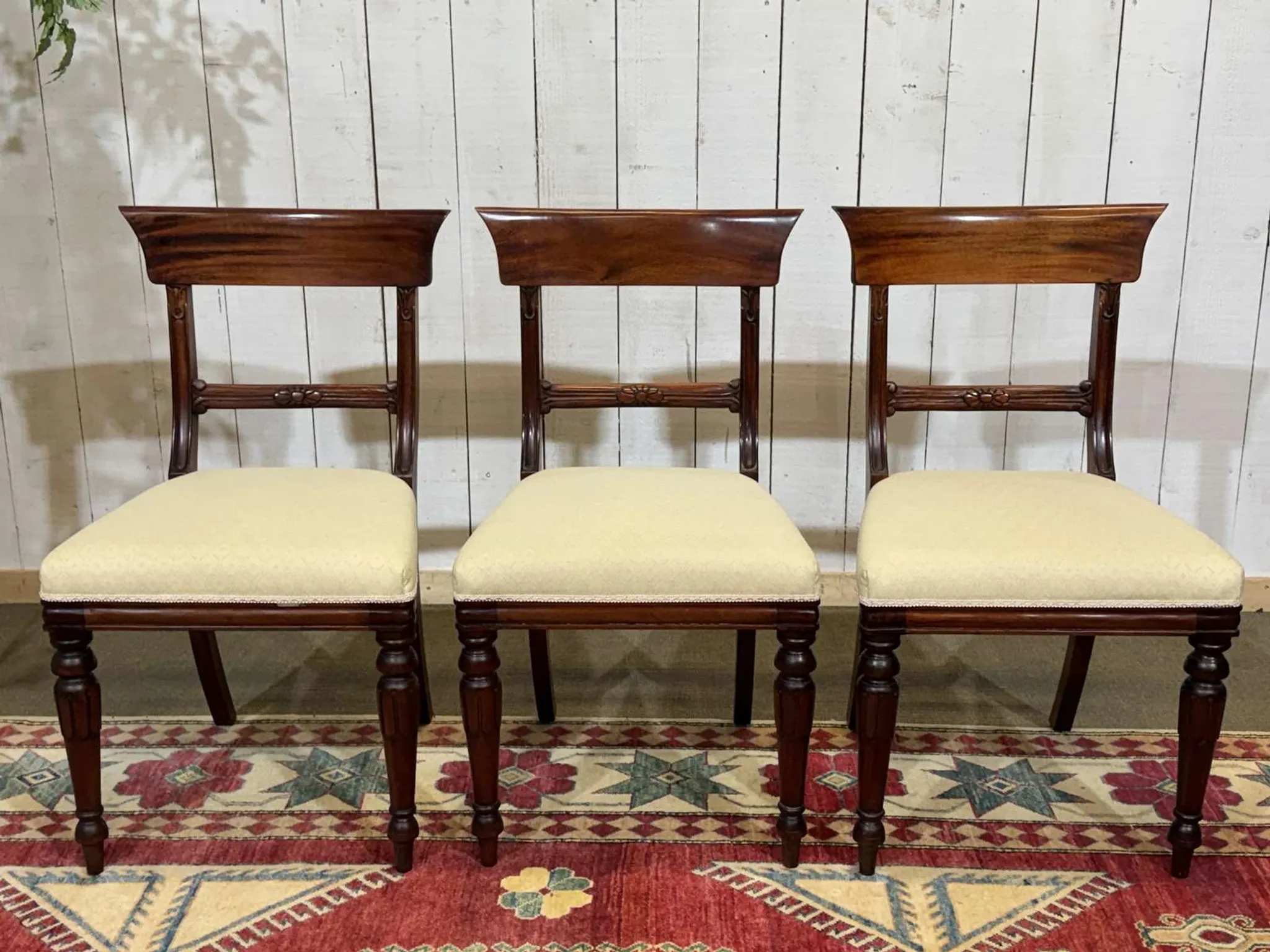 Set of 2 armchairs and 6 English mahogany chairs from the 1950s.