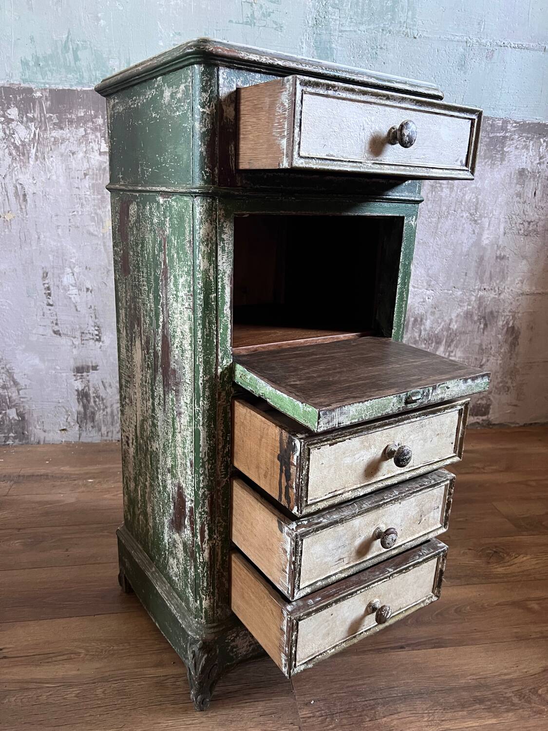Chiffonnier ancien en bois patiné vert