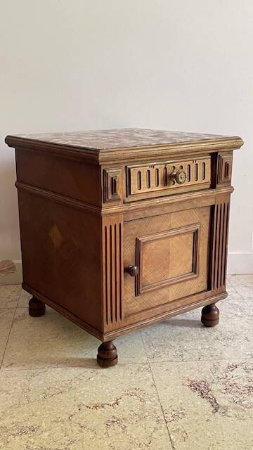 Table de chevet ancienne en bois et marbre
