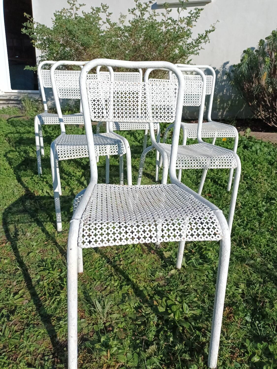 Chaises de jardin en métal perforé