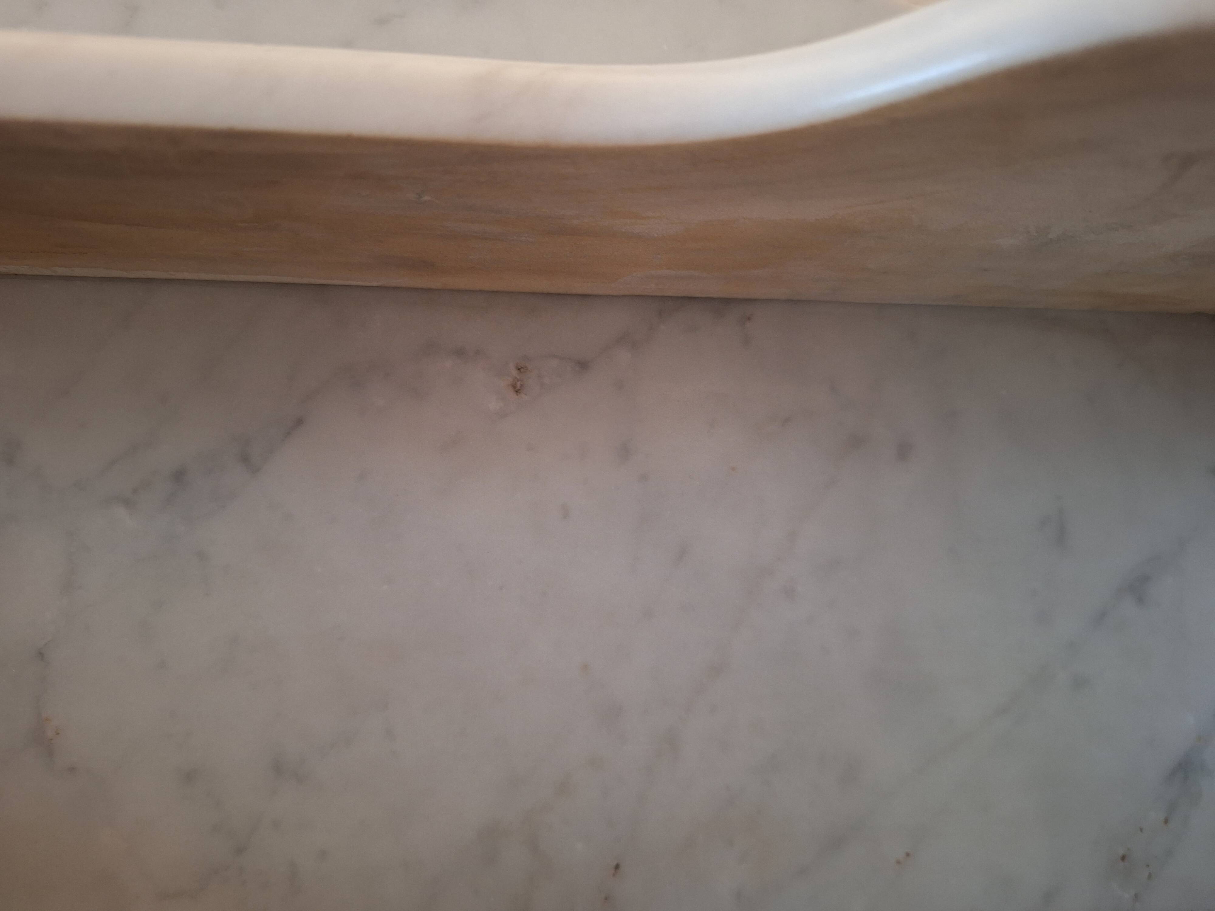 Ancien meuble de salle de bain avec marbre