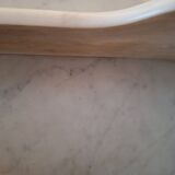 Ancien meuble de salle de bain avec marbre