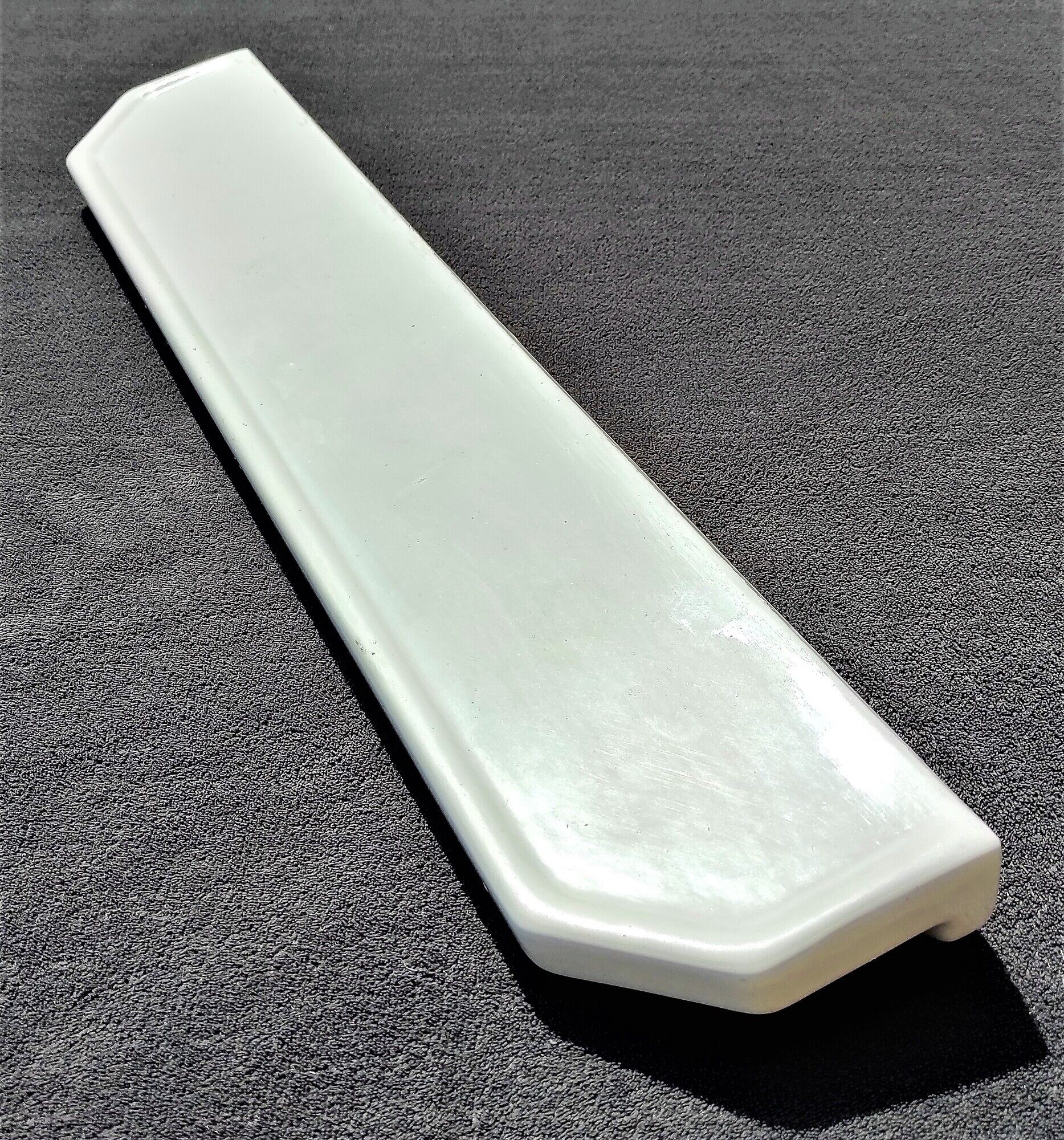 Old shelf of great length / shelf in white Art Deco porcelain