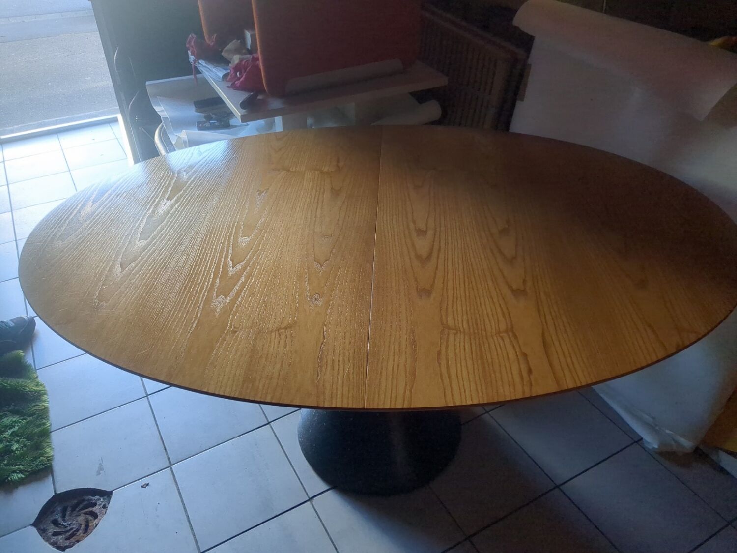 Extendable oval table by Arnold Merckx for Arco 90s