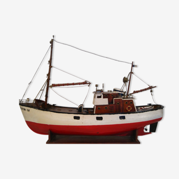 Artisanal wooden model, basin boat, motor toy, fishing trawler