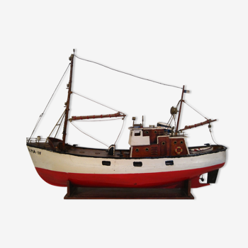 Maquette artisanale en bois , bateau de bassin , jouet à moteur , chalutier de pêche