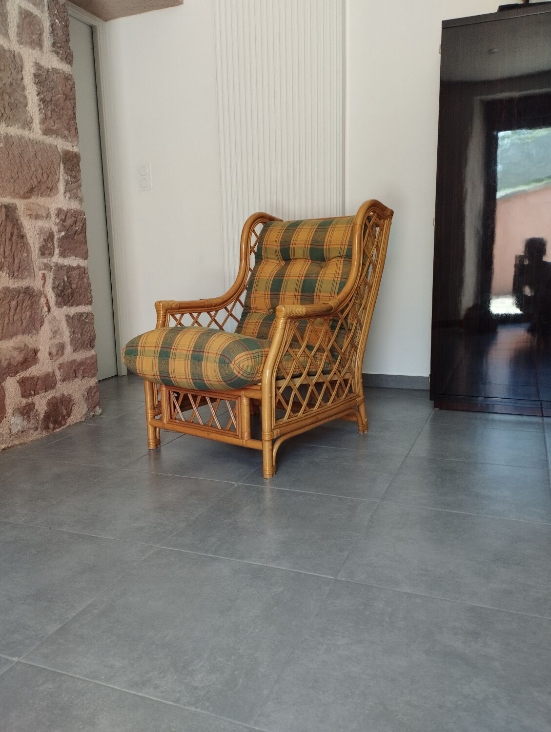Vintage armchair in bamboo and rattan with a tartan pattern.
