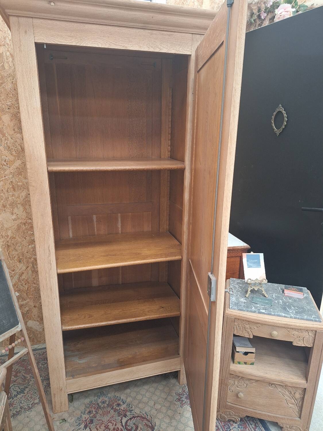 Vintage furniture bonnetière