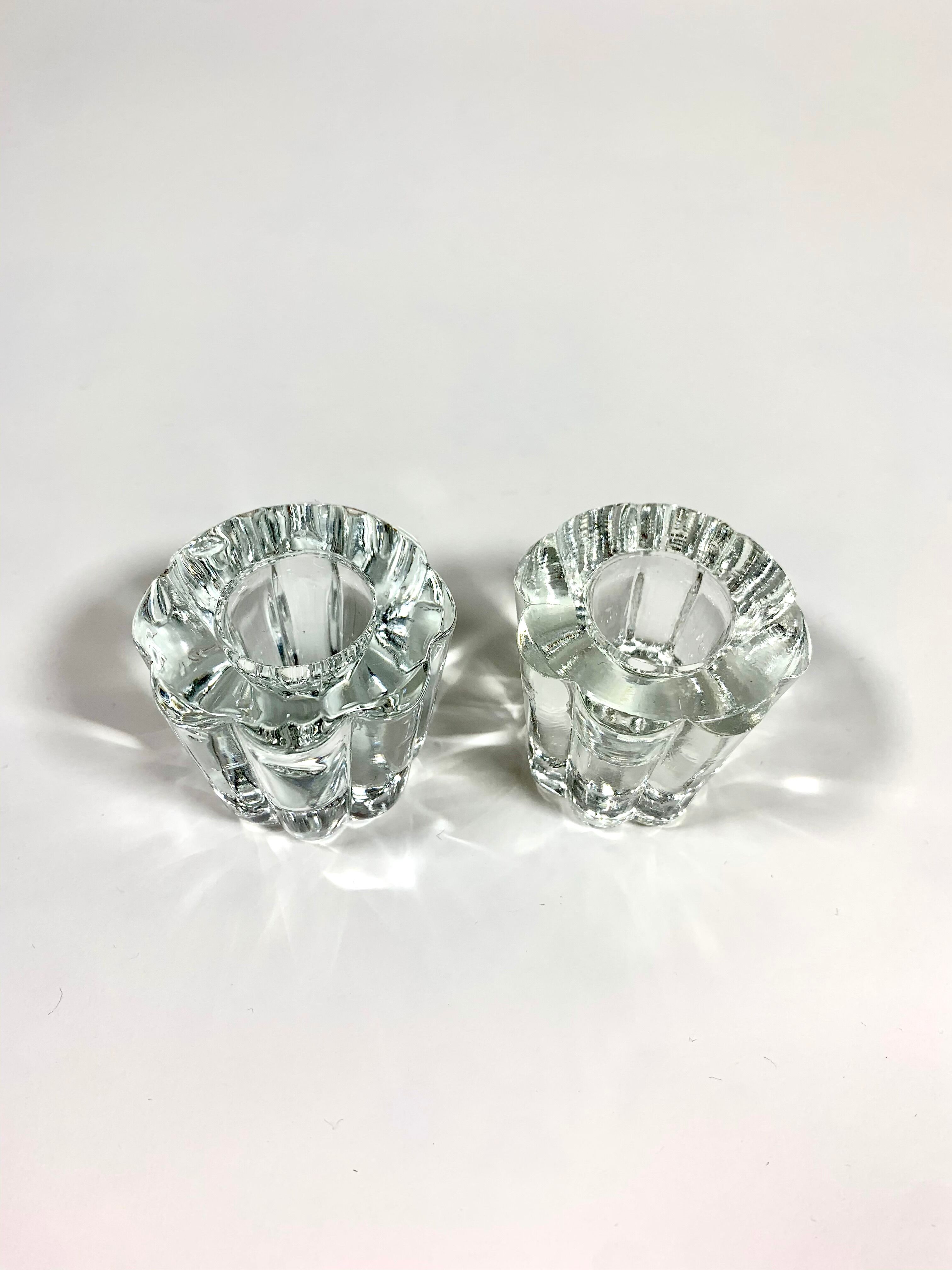 Paire de bougeoirs en verre forme haute cannelée arts de la table français du XXème siècle