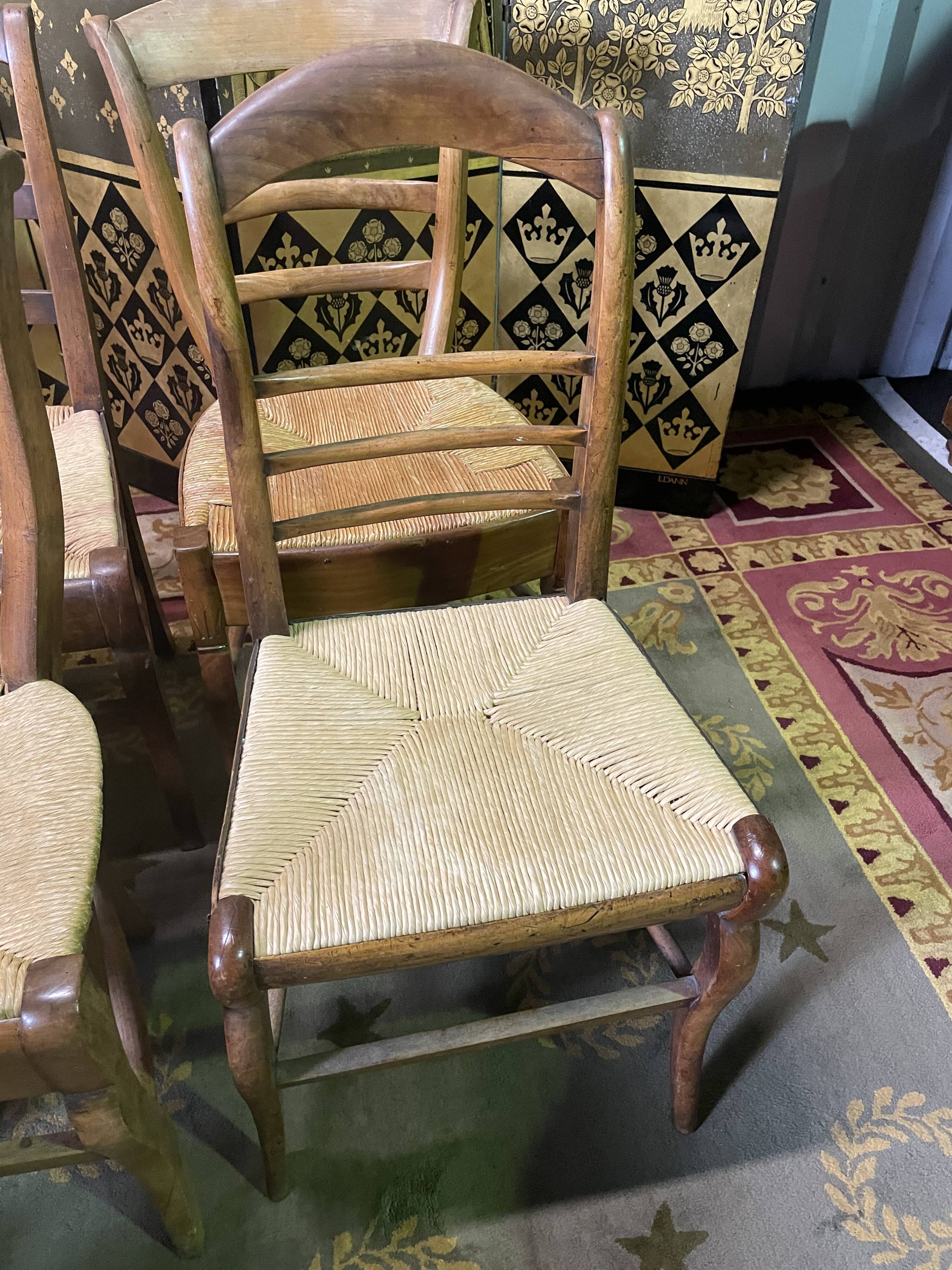 Suite of 12 rustic mulched chairs
