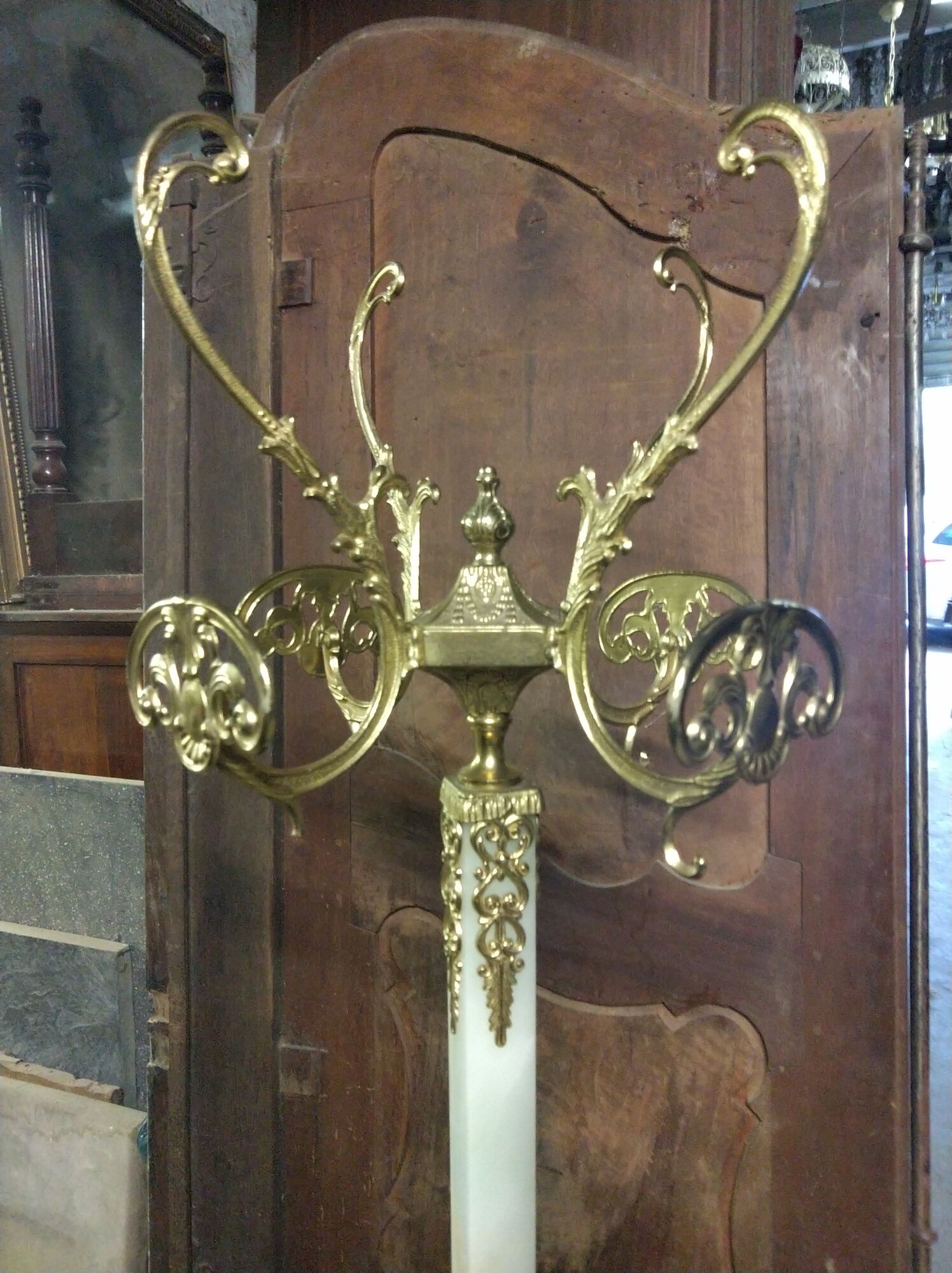 Coat holder on onyx and gold metal foot
