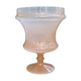 Vase style Médicis en opaline rose pâle