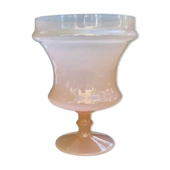 Vase style Médicis en opaline rose pâle