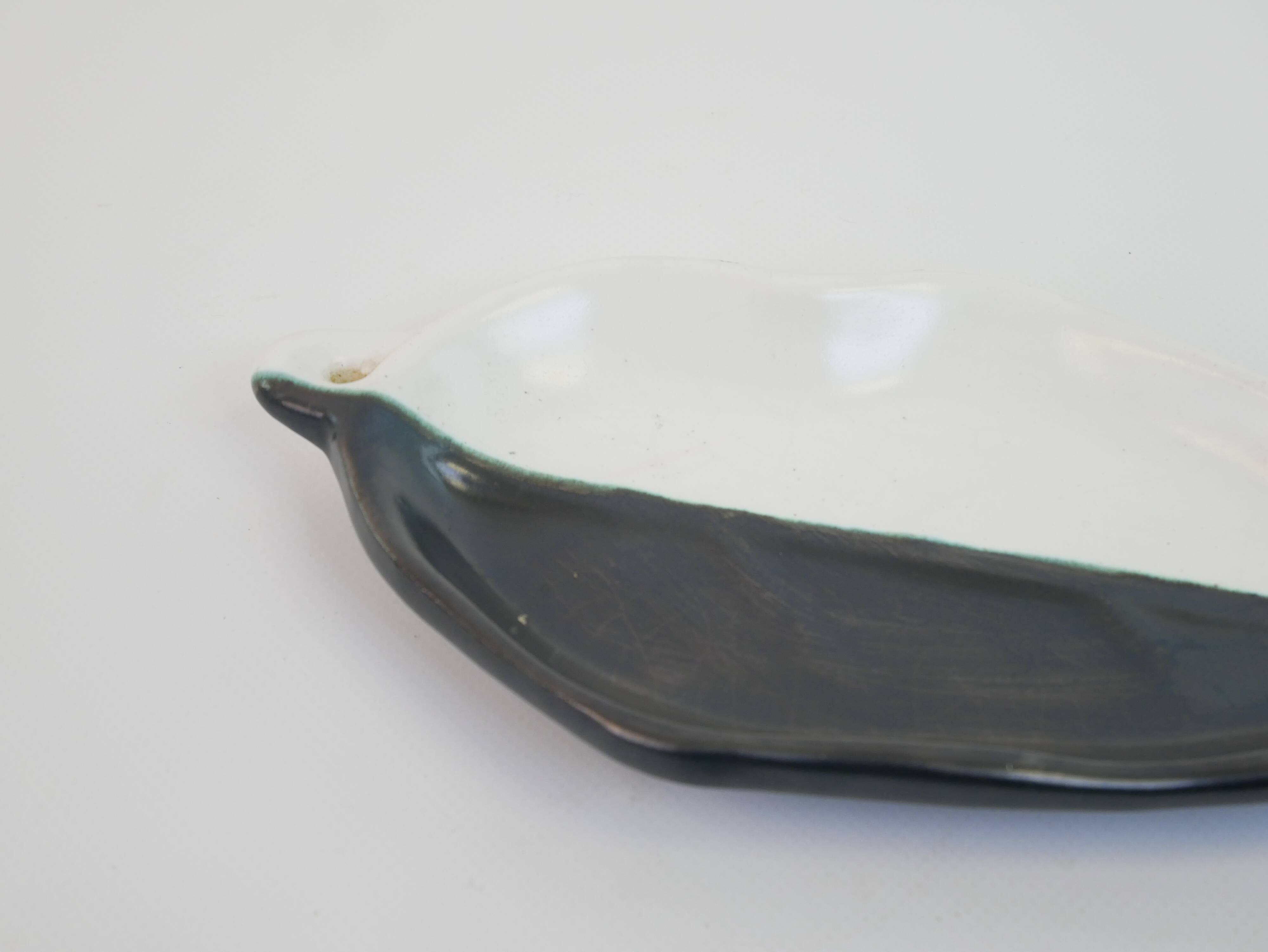 Leaf-shaped pocket emptier, two-tone ceramic by Cerenne Vallauris