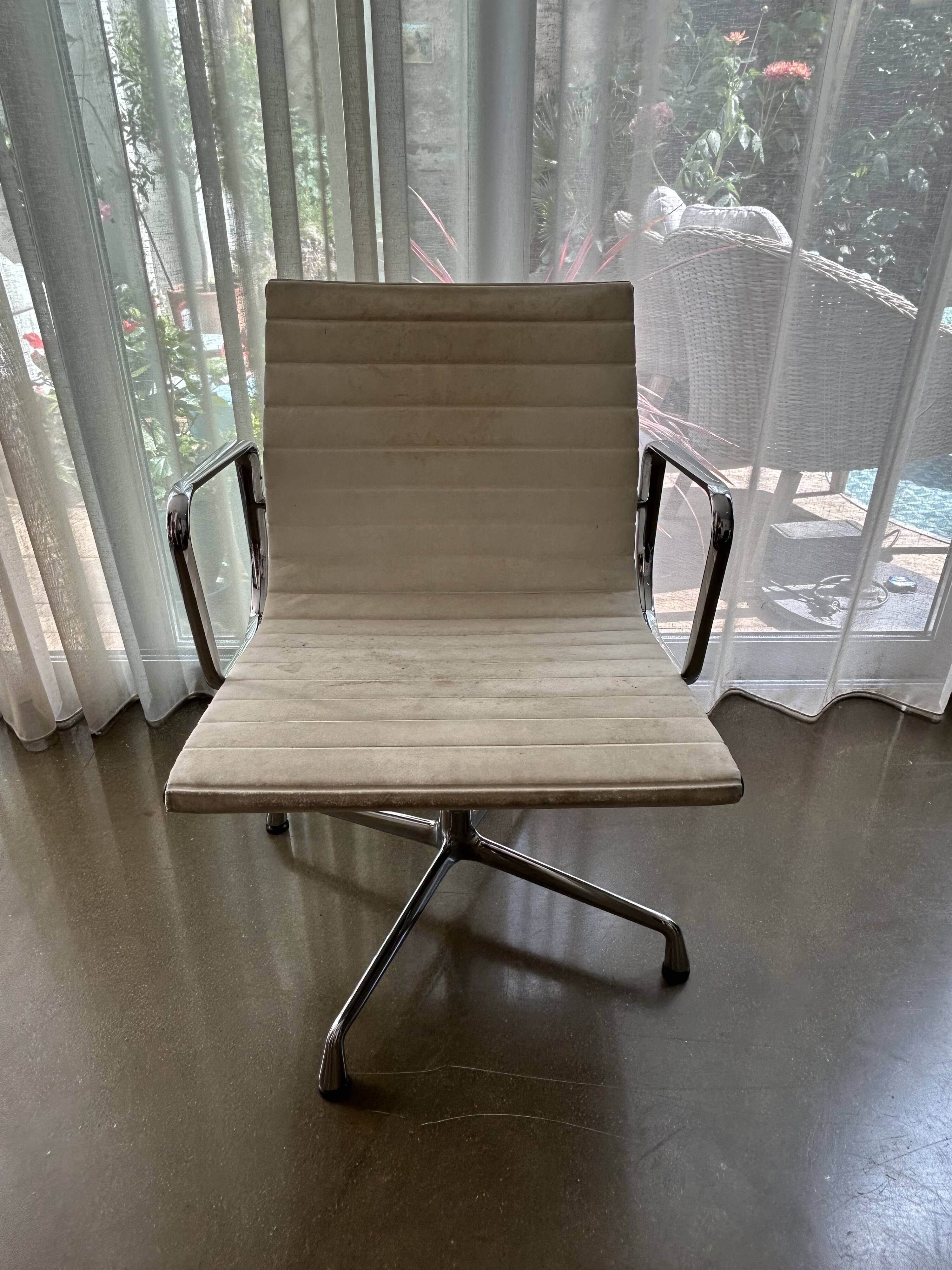 ALUMINIUM CHAIR EA 104 Pivotant