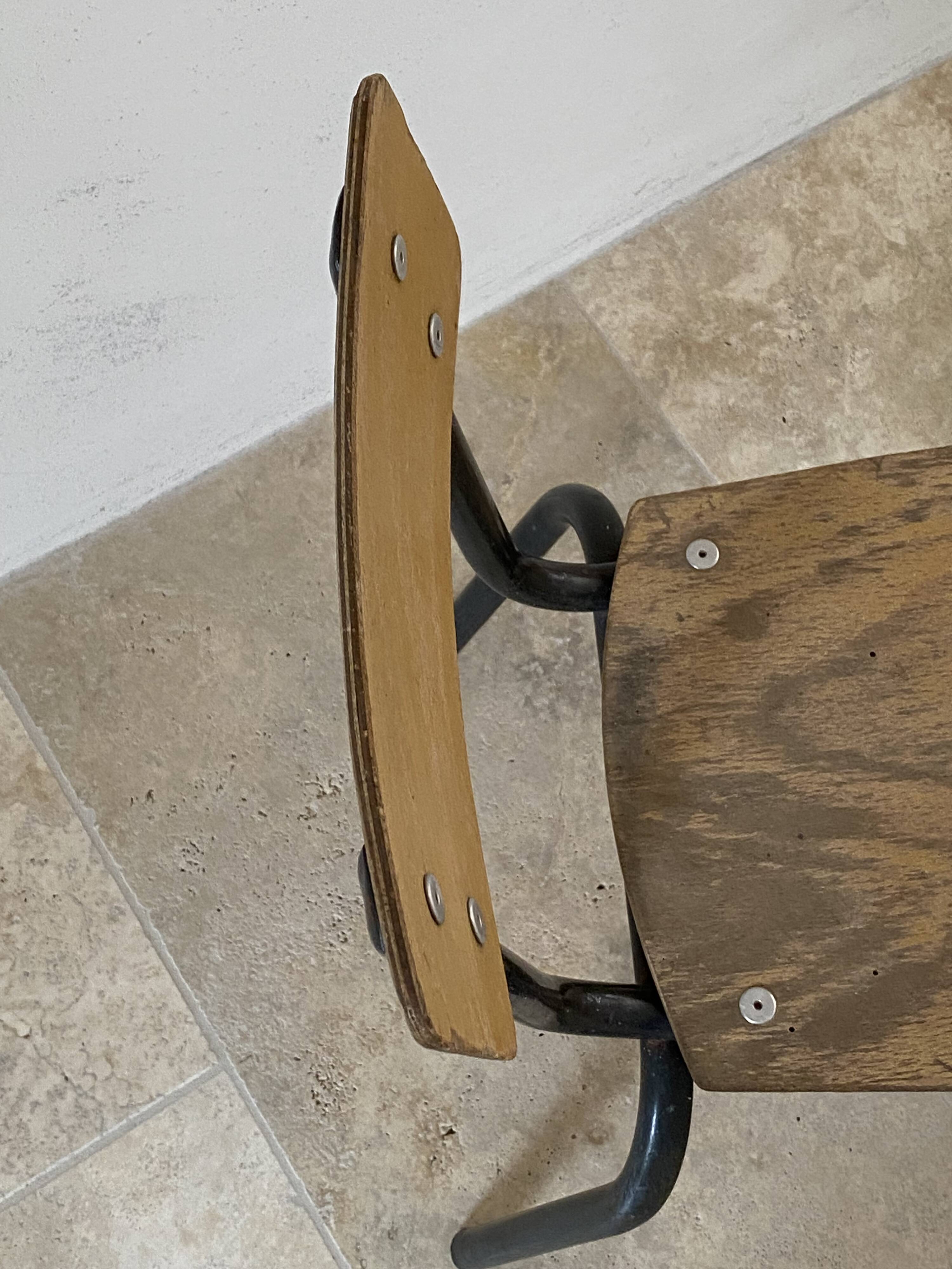 Chaise d’école vintage enfant bois et métal noir style industriel