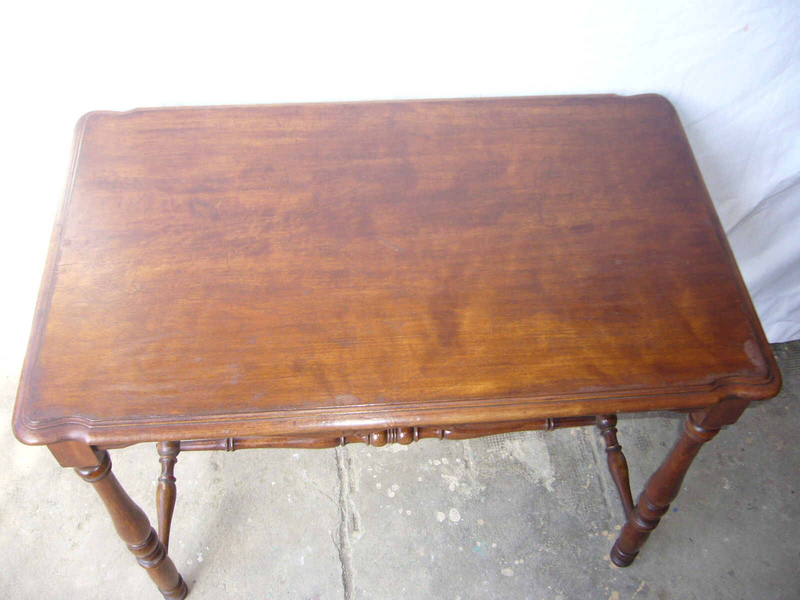 Table d'écriture ancienne en bois à pieds tournés