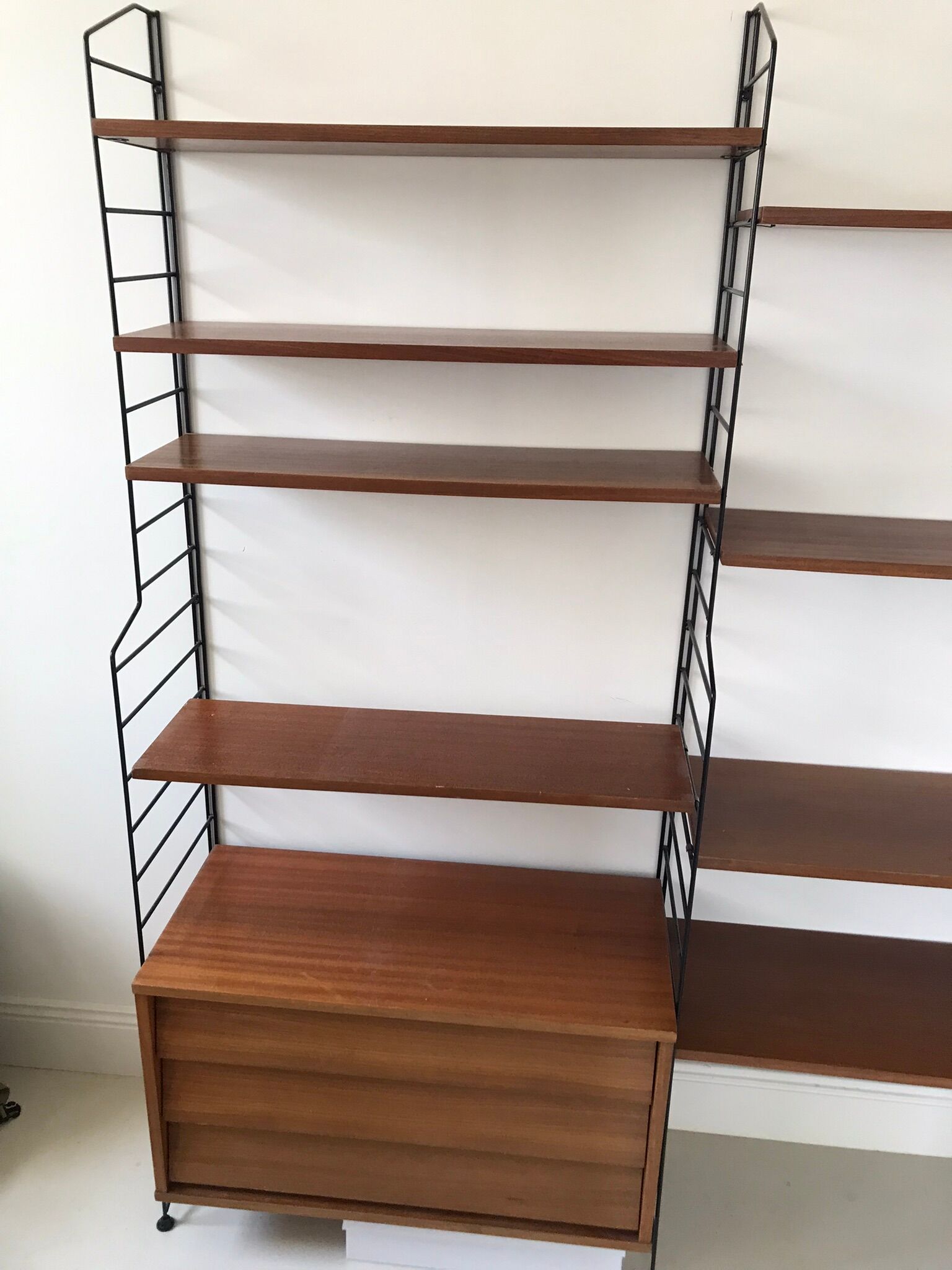 Self-supporting modular wall shelf