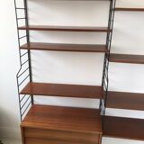 Self-supporting modular wall shelf