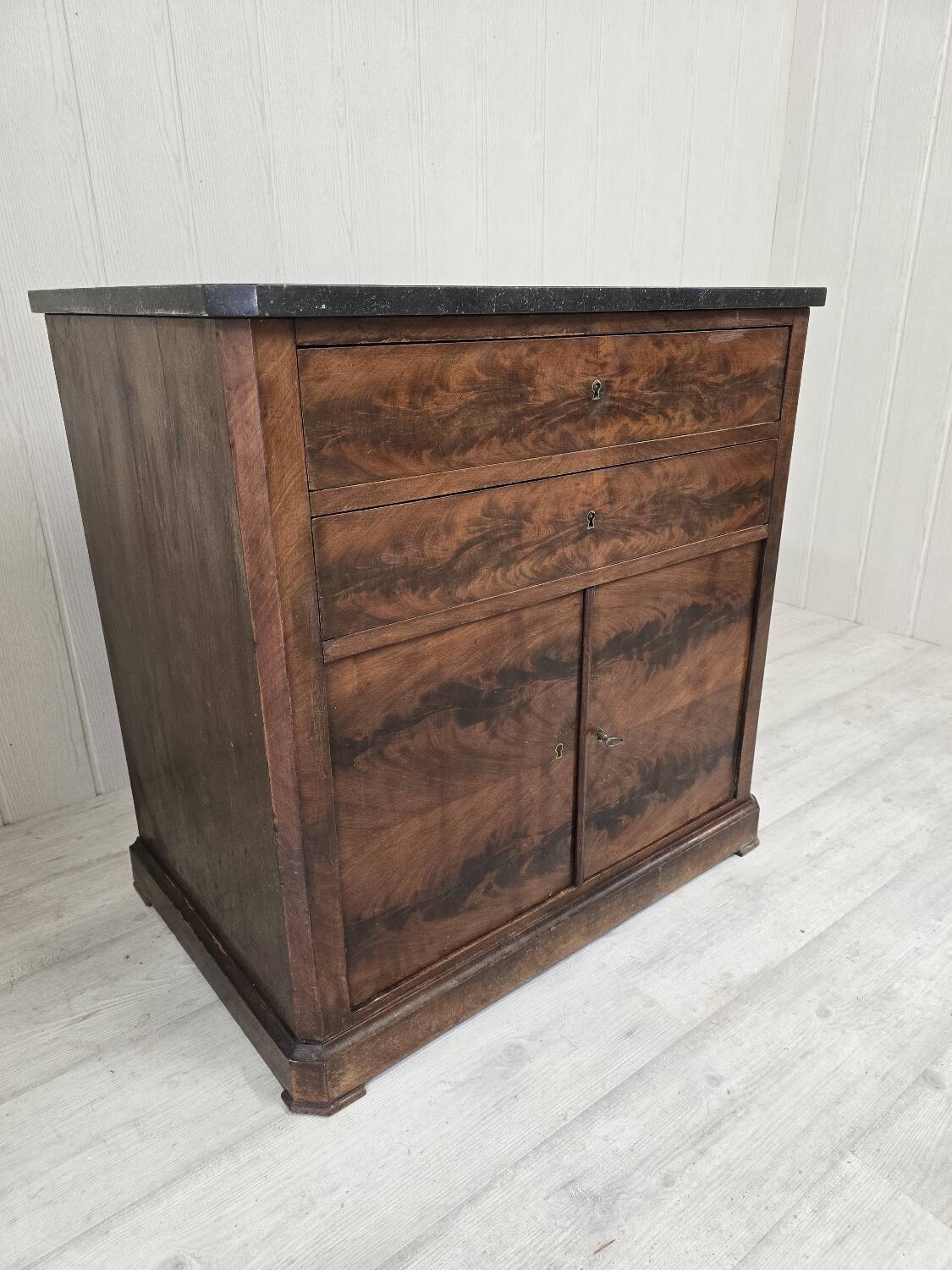 Commode ancienne en acajou flammé de style louis philippe