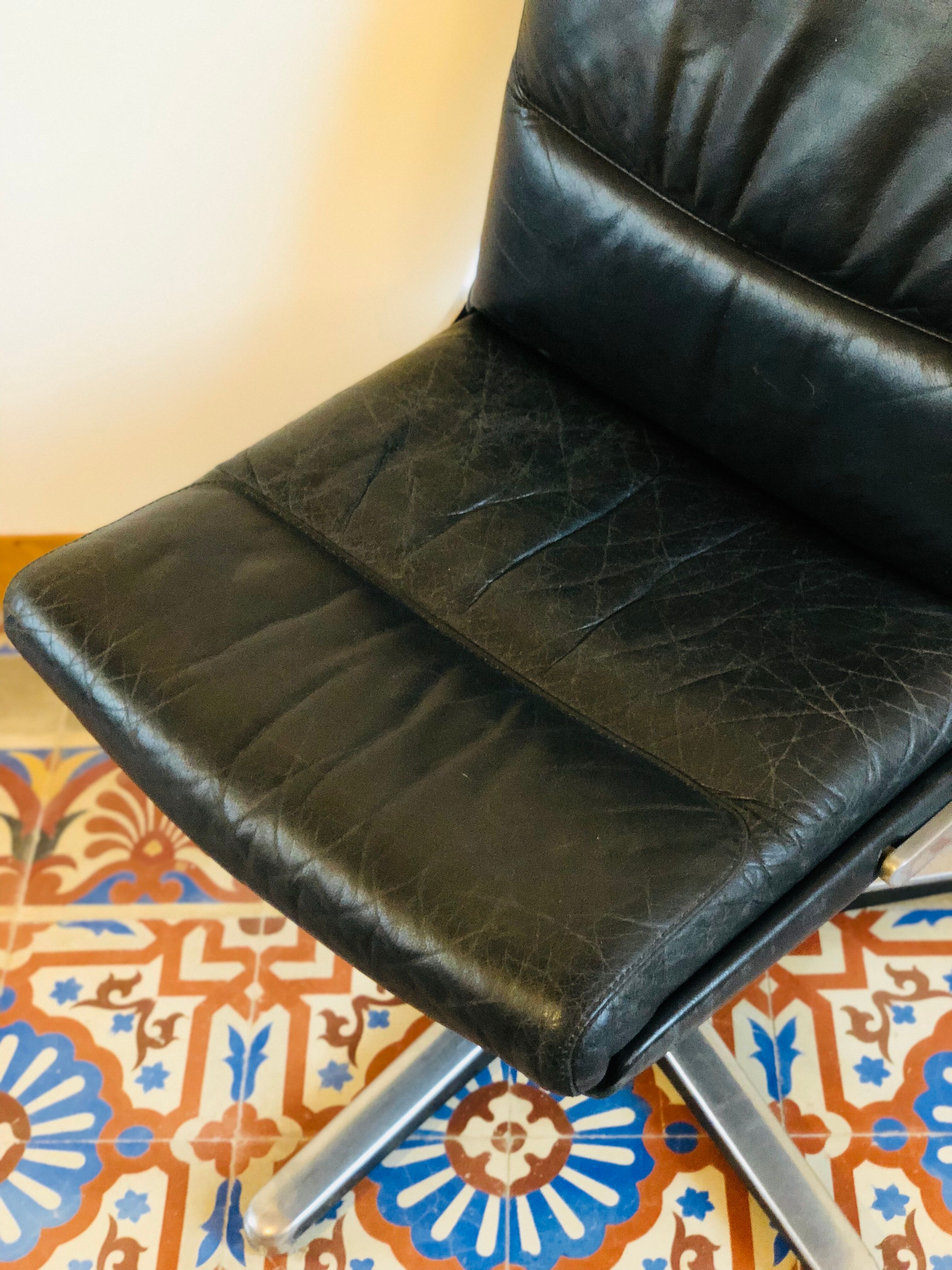 Armchair in leather and chrome Drabert