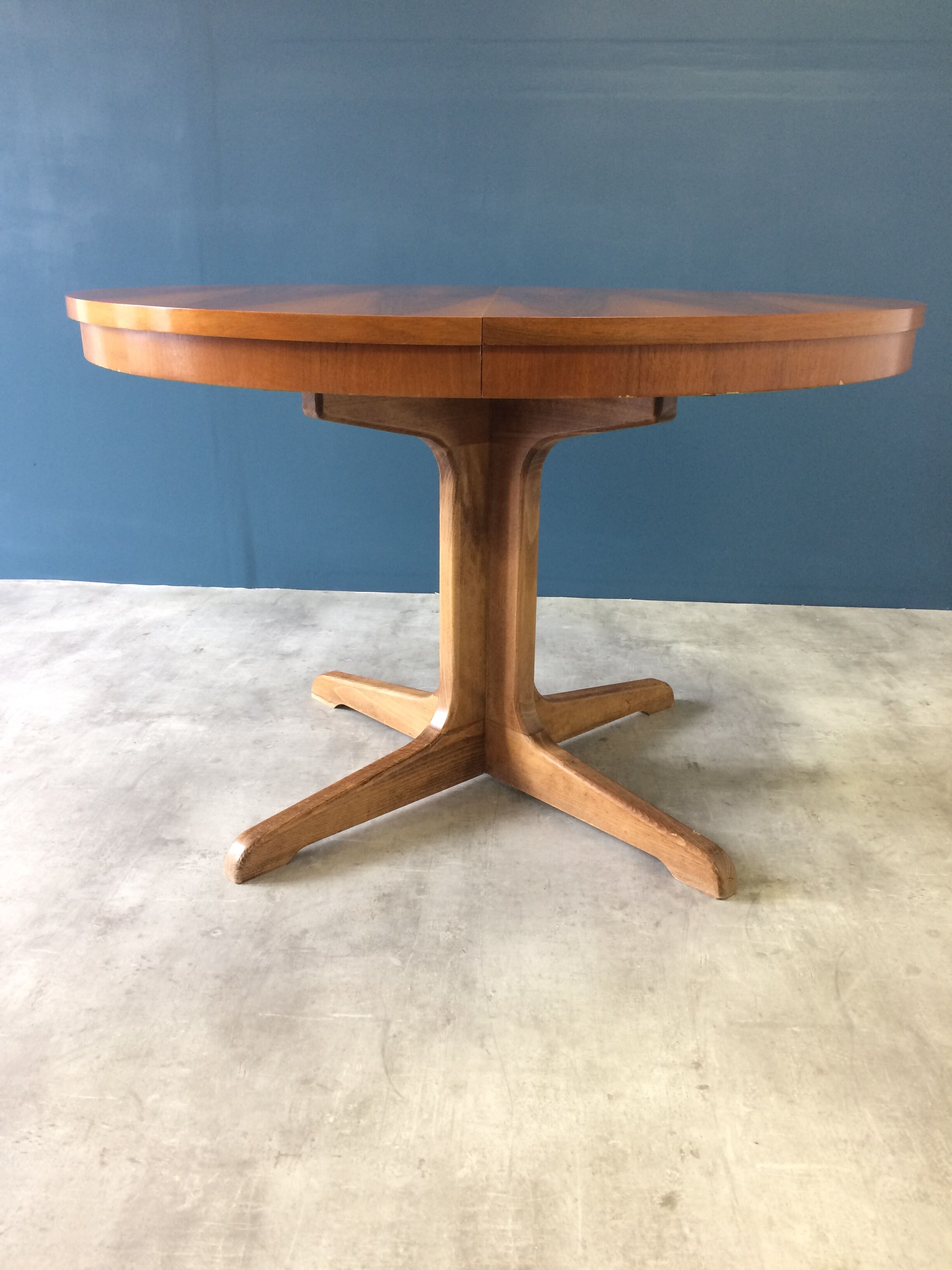 Extendable round table with butterfly leaf