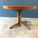 Extendable round table with butterfly leaf