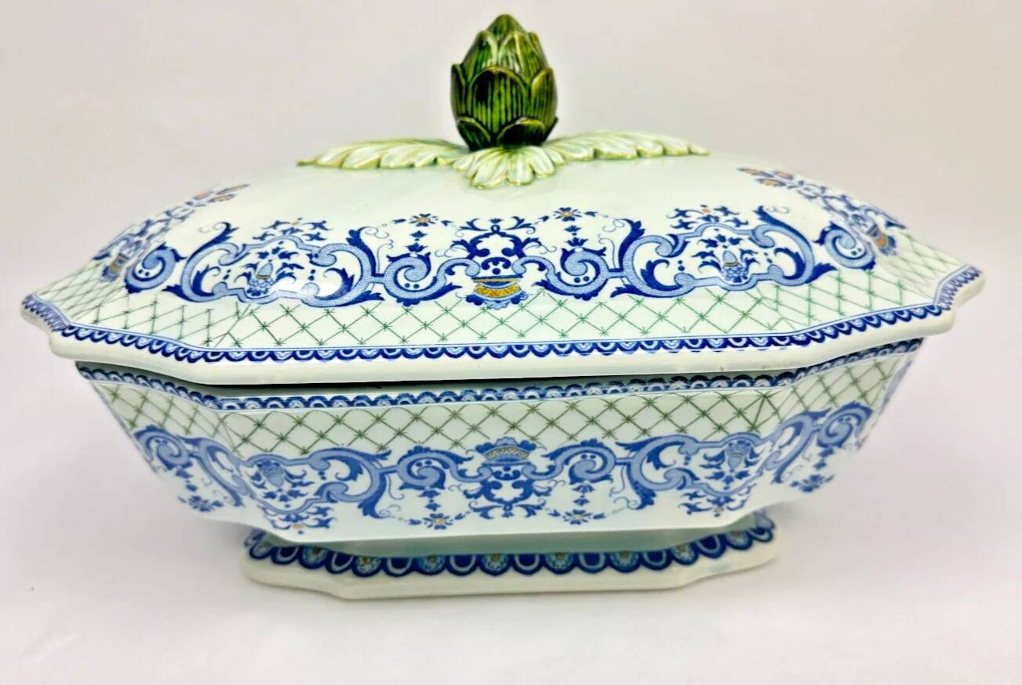 Gien, vegetable dish, soup tureen and its lid in fine earthenware, Rouen decoration.