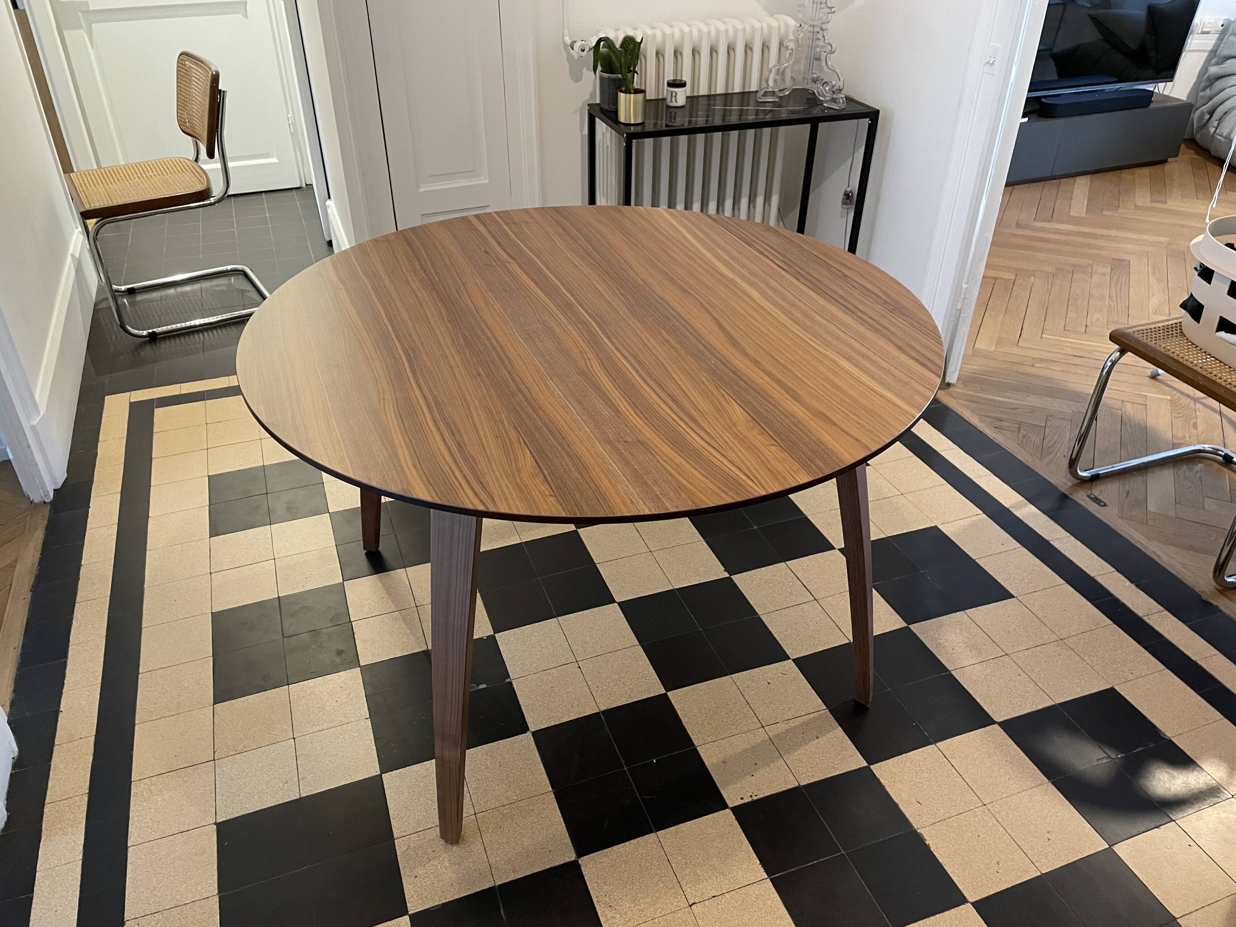 Round table for 4 people GUBI Walnut