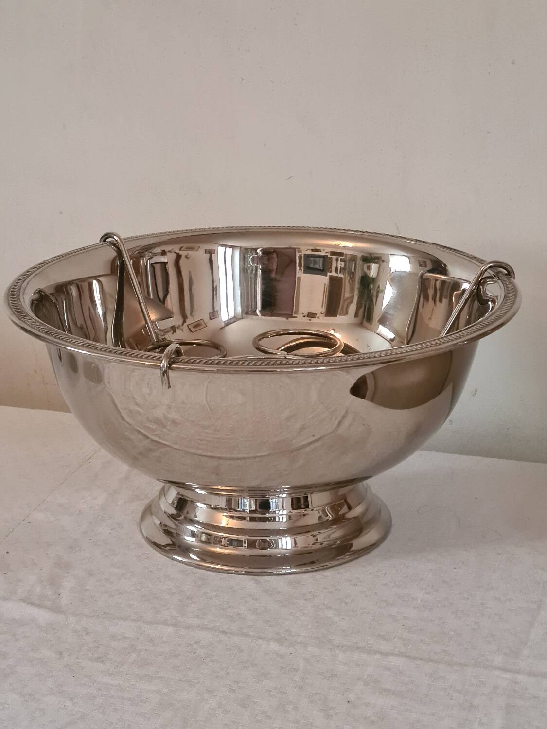 Silver metal champagne basin