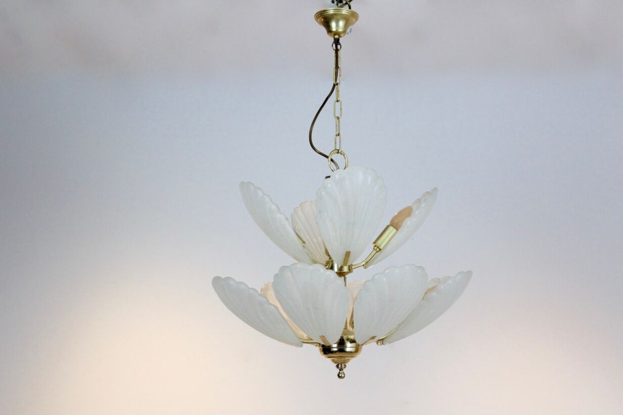 Lustre en laiton avec des coquilles de verre de Murano, années 1970