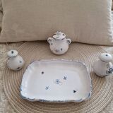 Salt and pepper shaker set