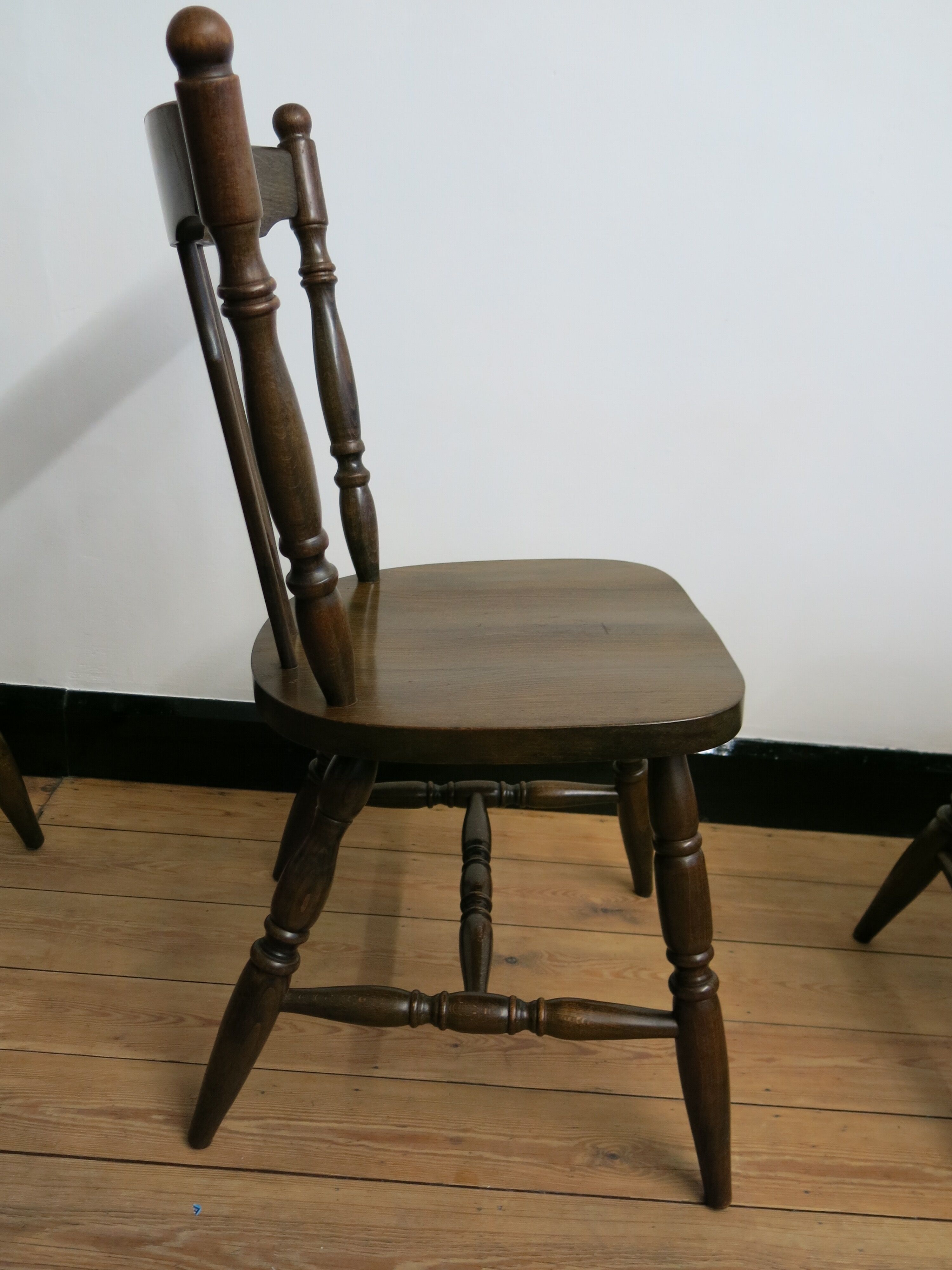 Ensemble de quatre chaises bistrot à barreaux
