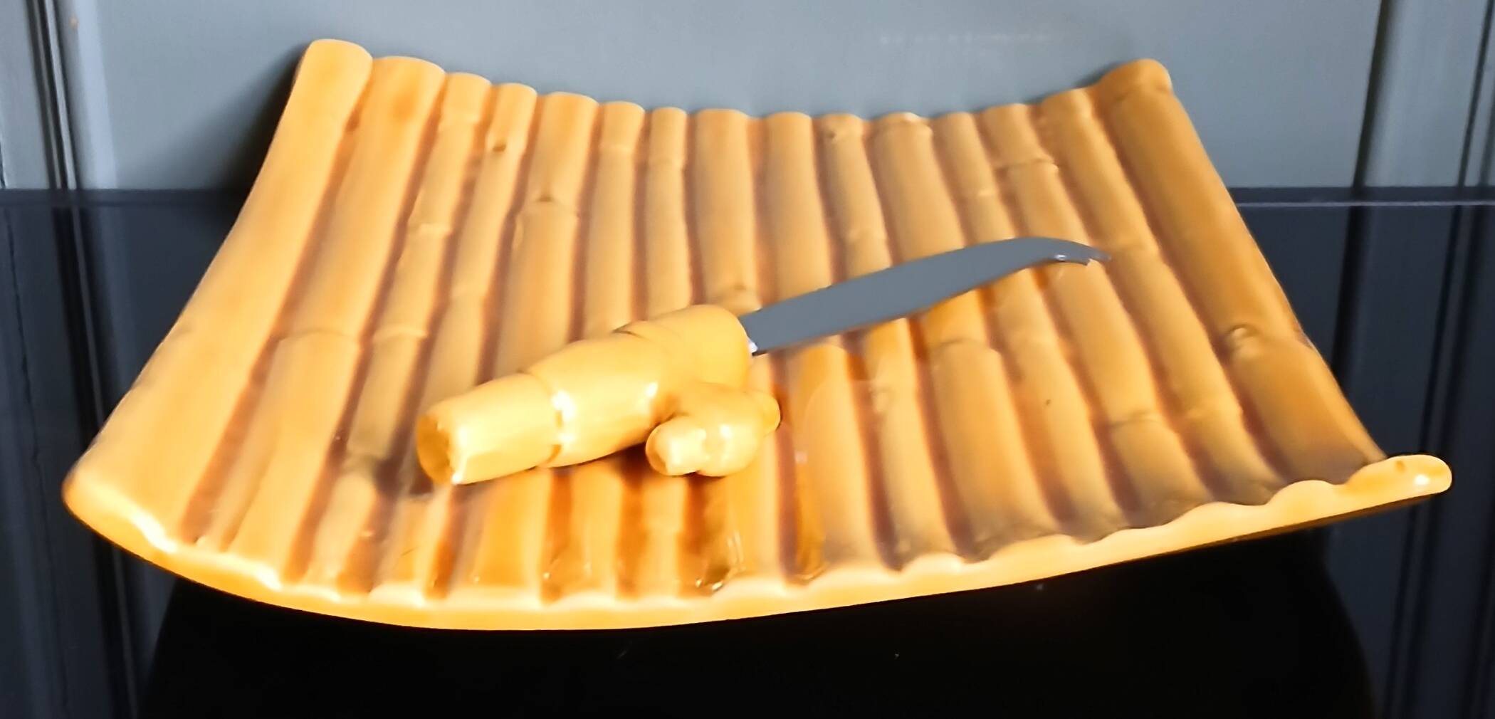 Plateau à fromage & couteau barbotine bambou. 1960