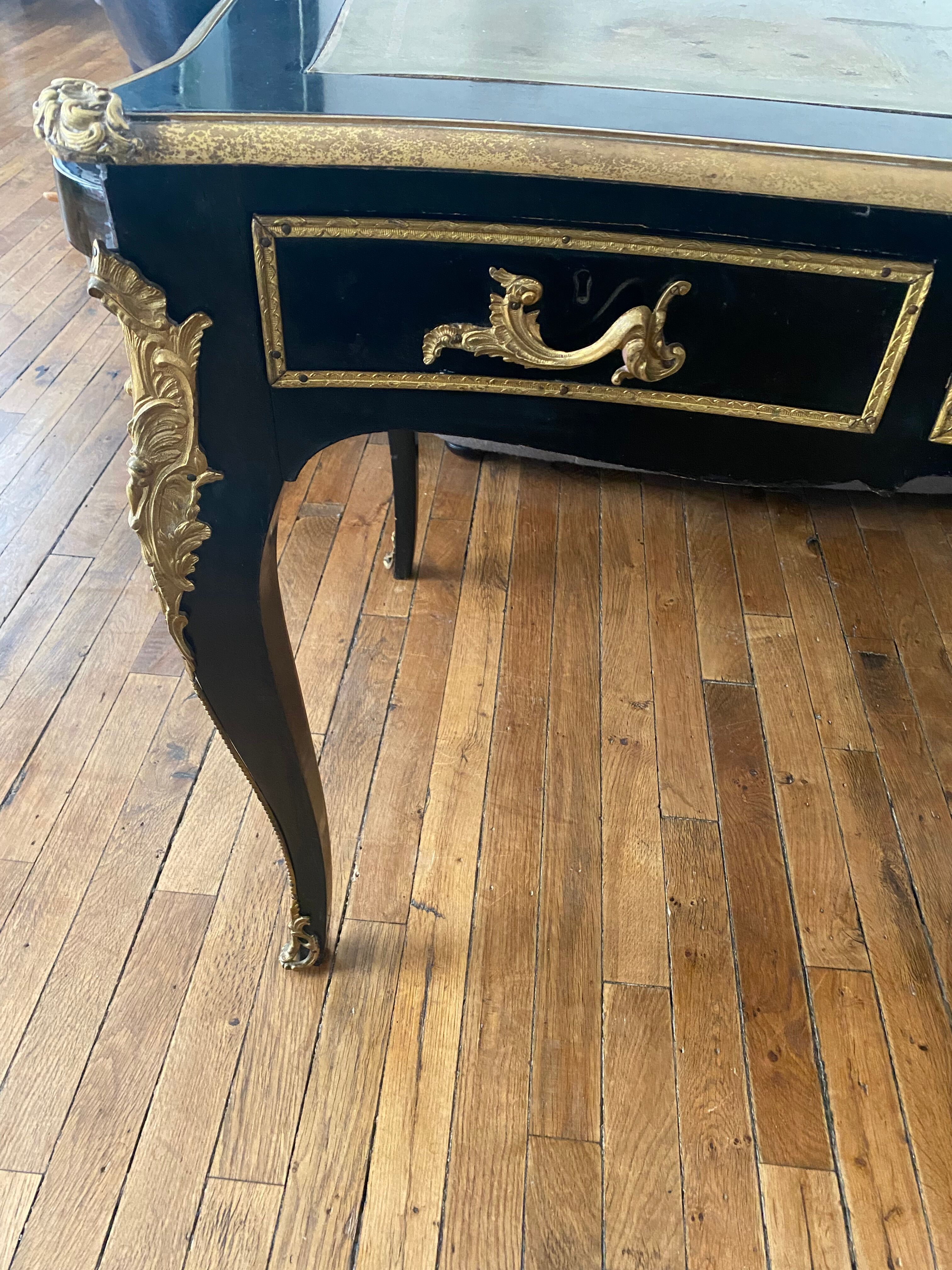 Bureau Louis XV  en bois noirci