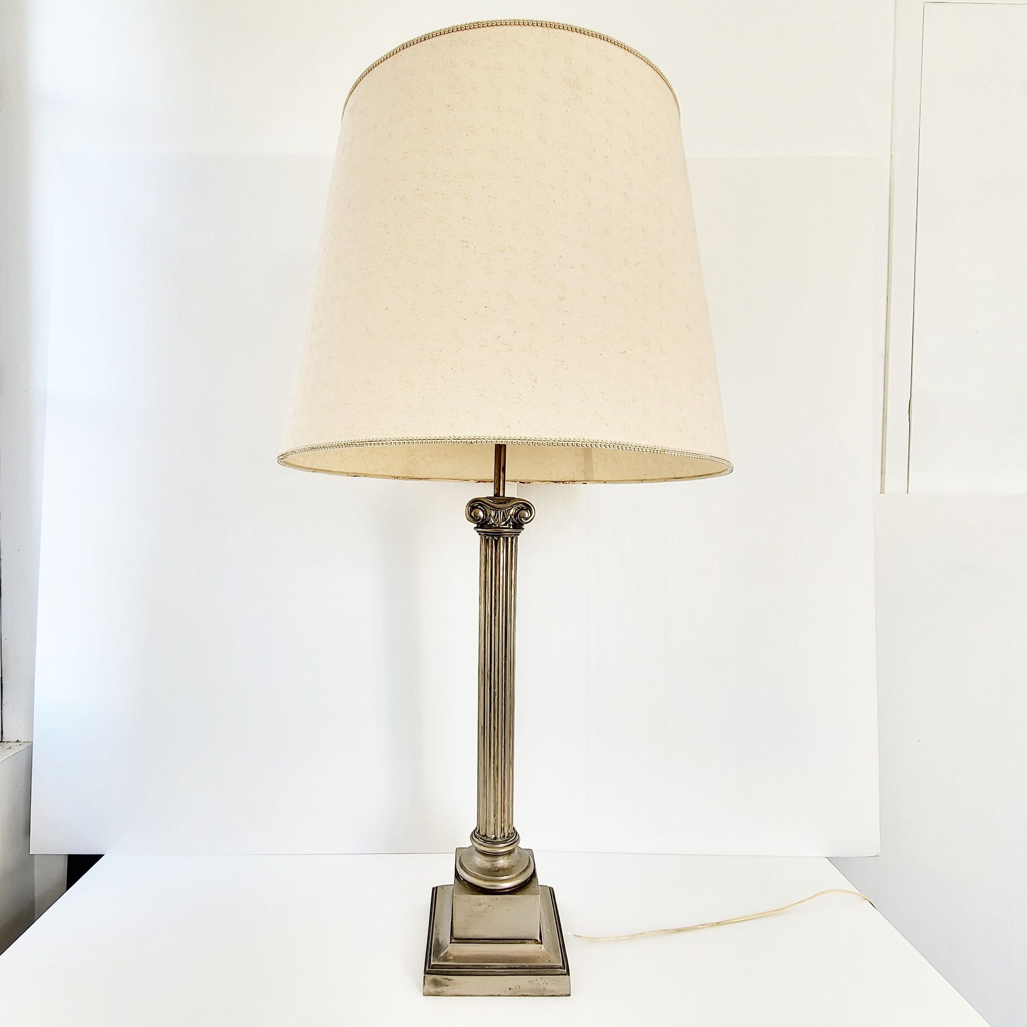Lampe colonne ionique vintage 1970
