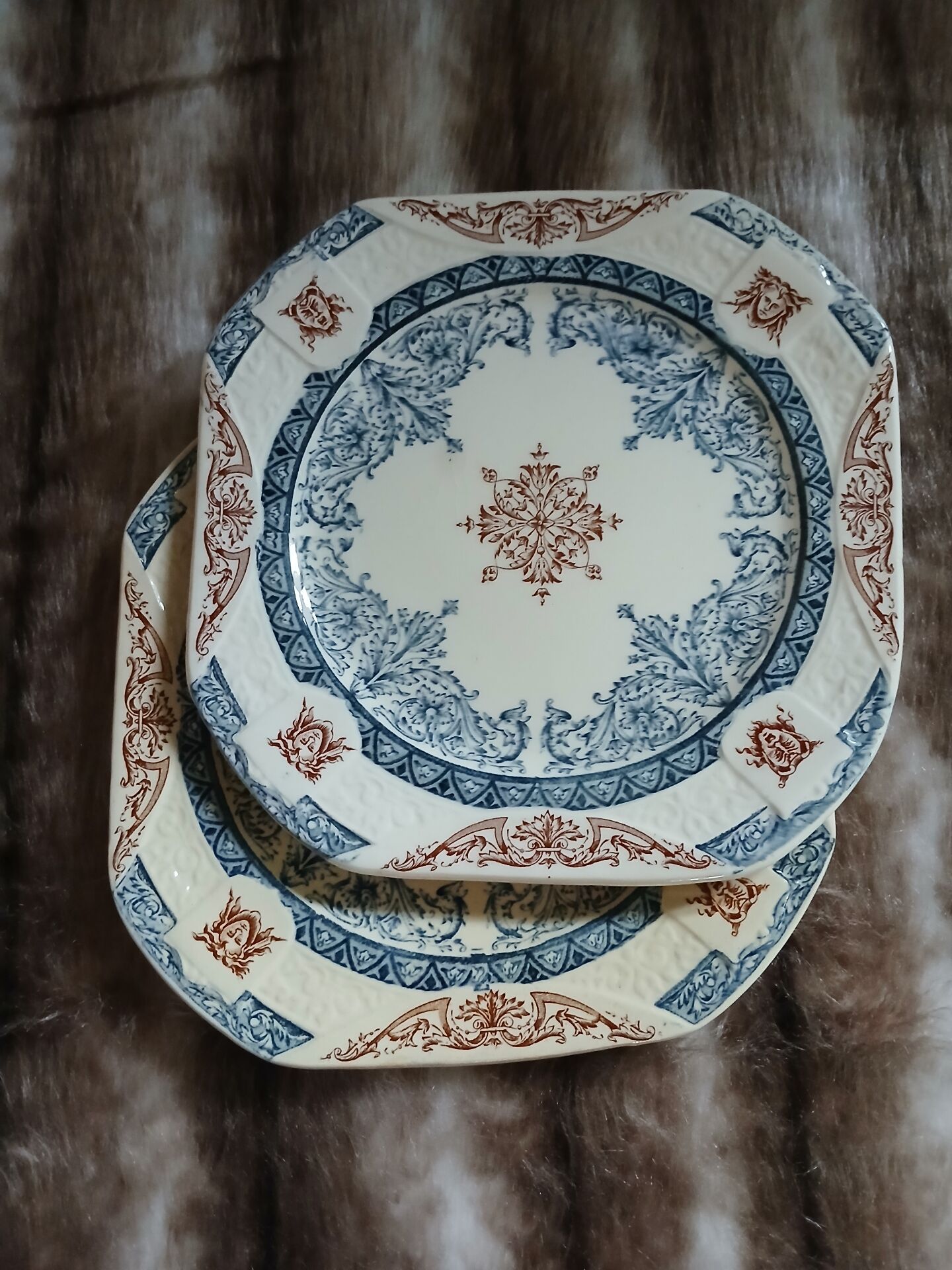 2 assiettes anciennes en Terre de fer Longchamp 