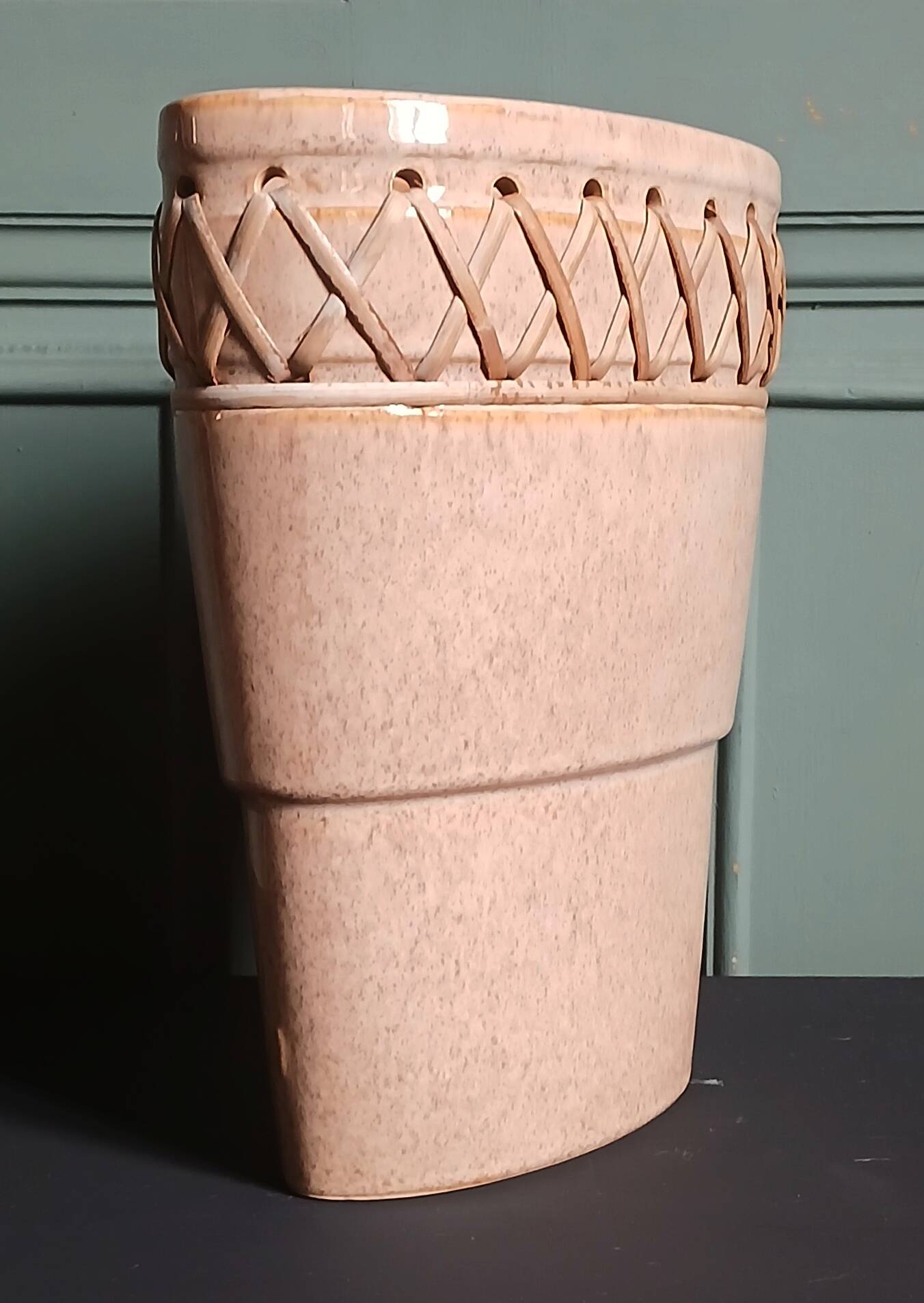 Vase plat en céramique ajourée & rotin tressé.